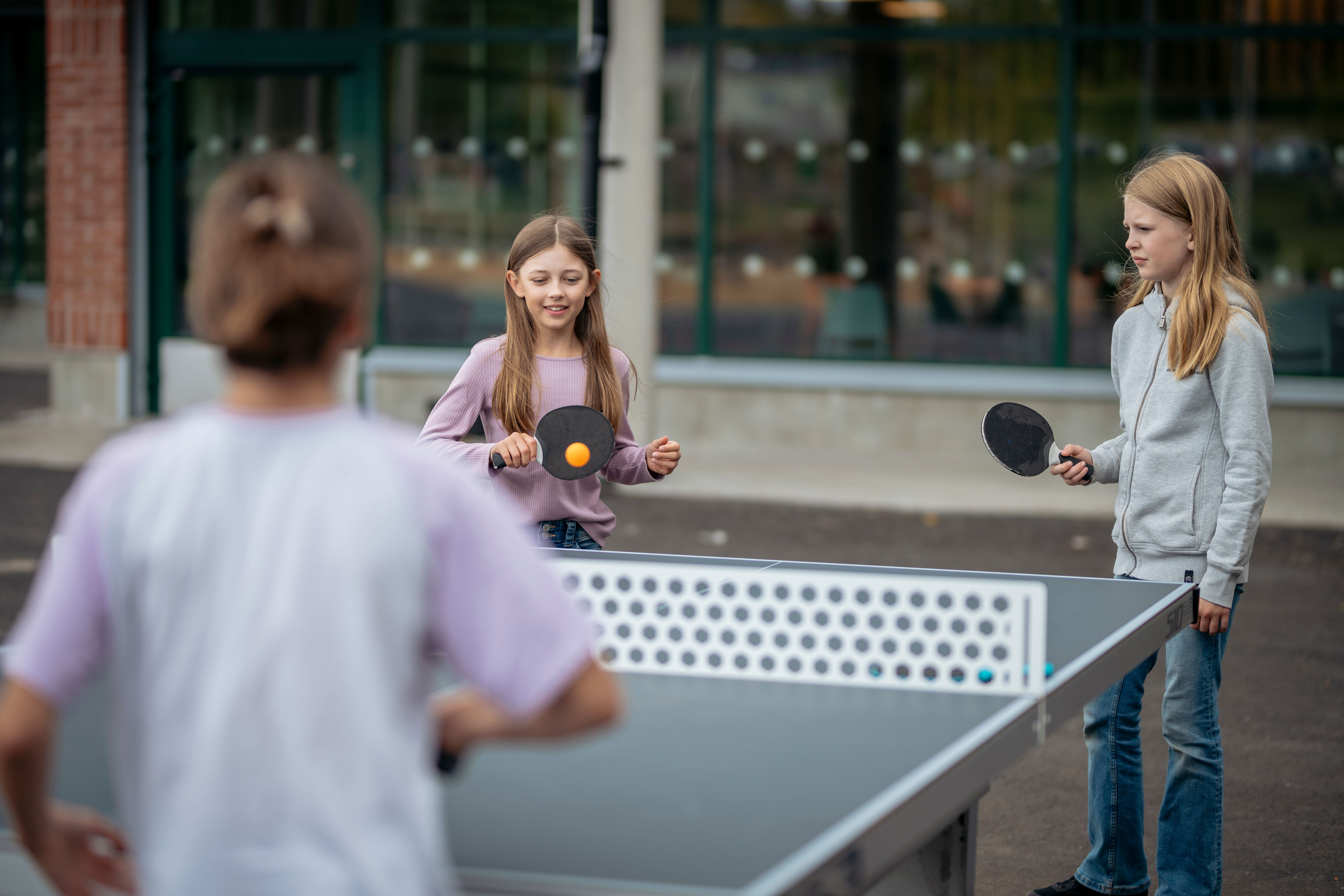 Barn spelar pingis på Viras skolgård