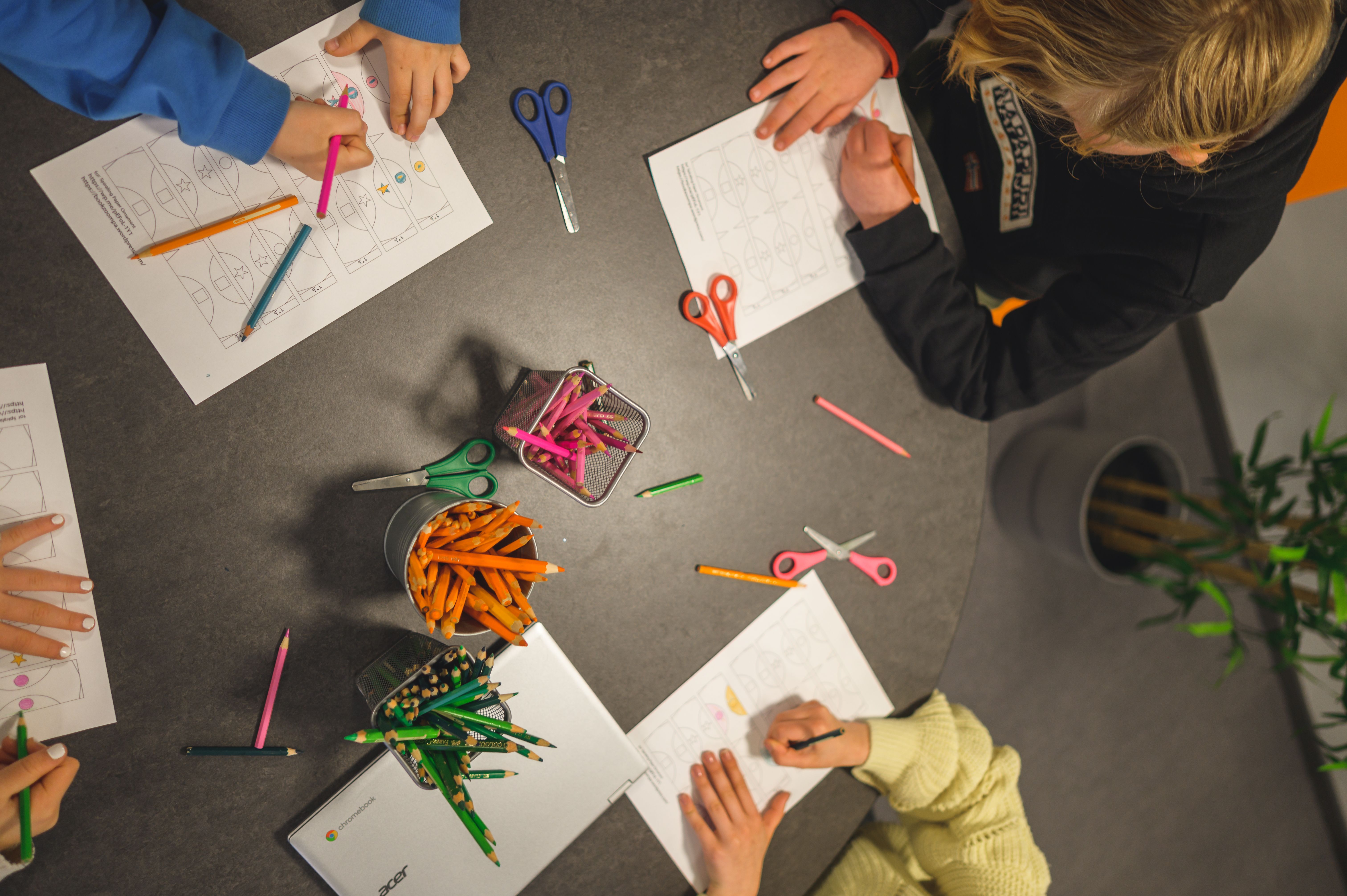 Elev tittar genom ett tonrör