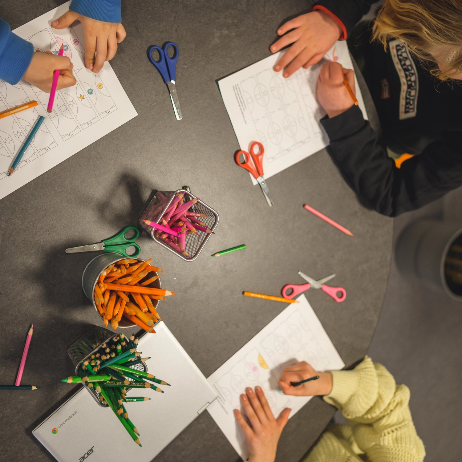 Elev tittar genom ett tonrör