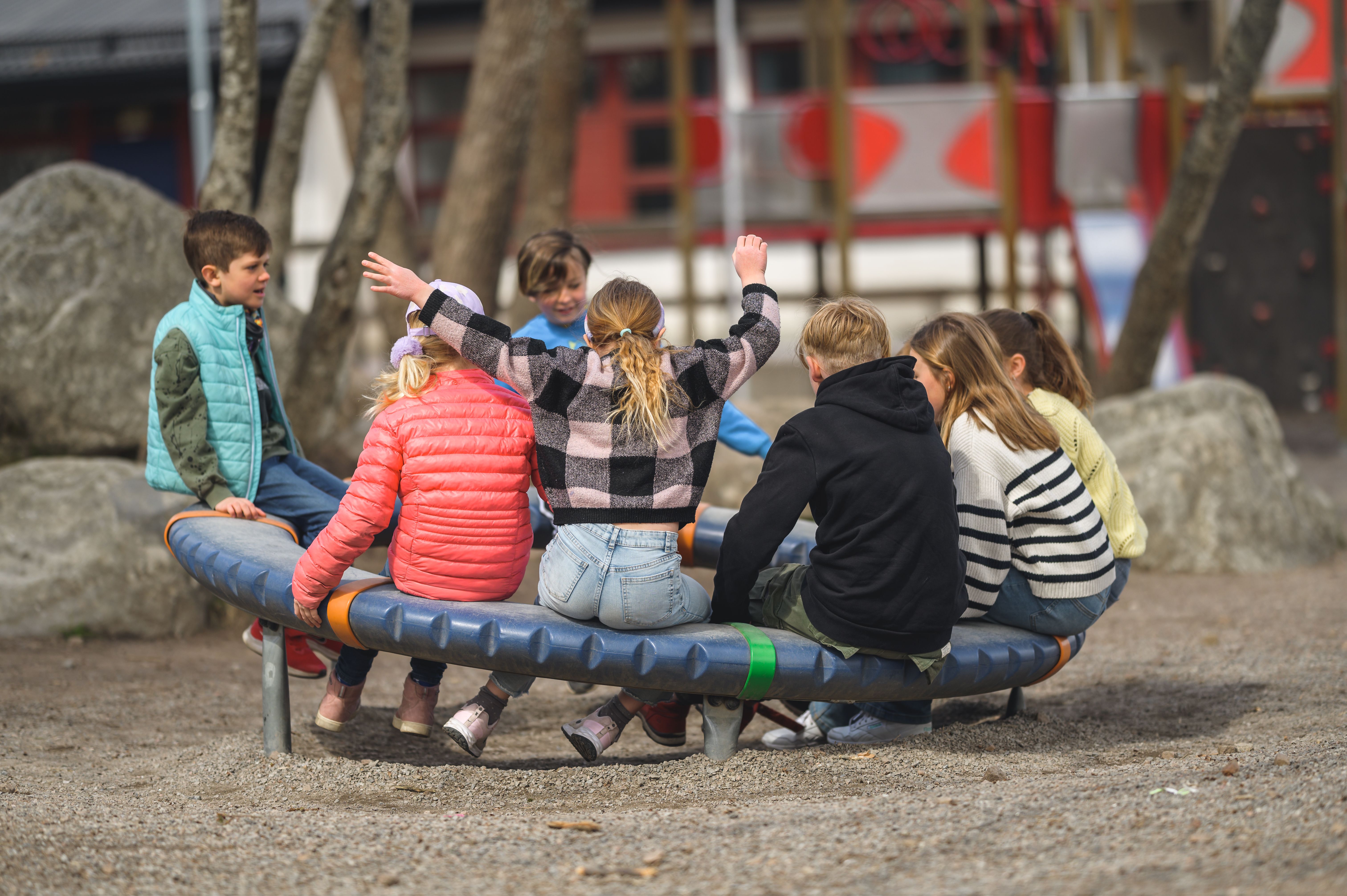 Barn  cirkel utomhus