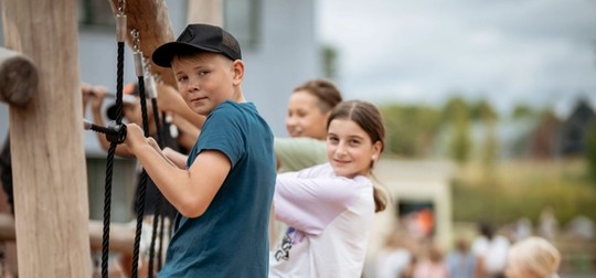barn leker vid klätterställning