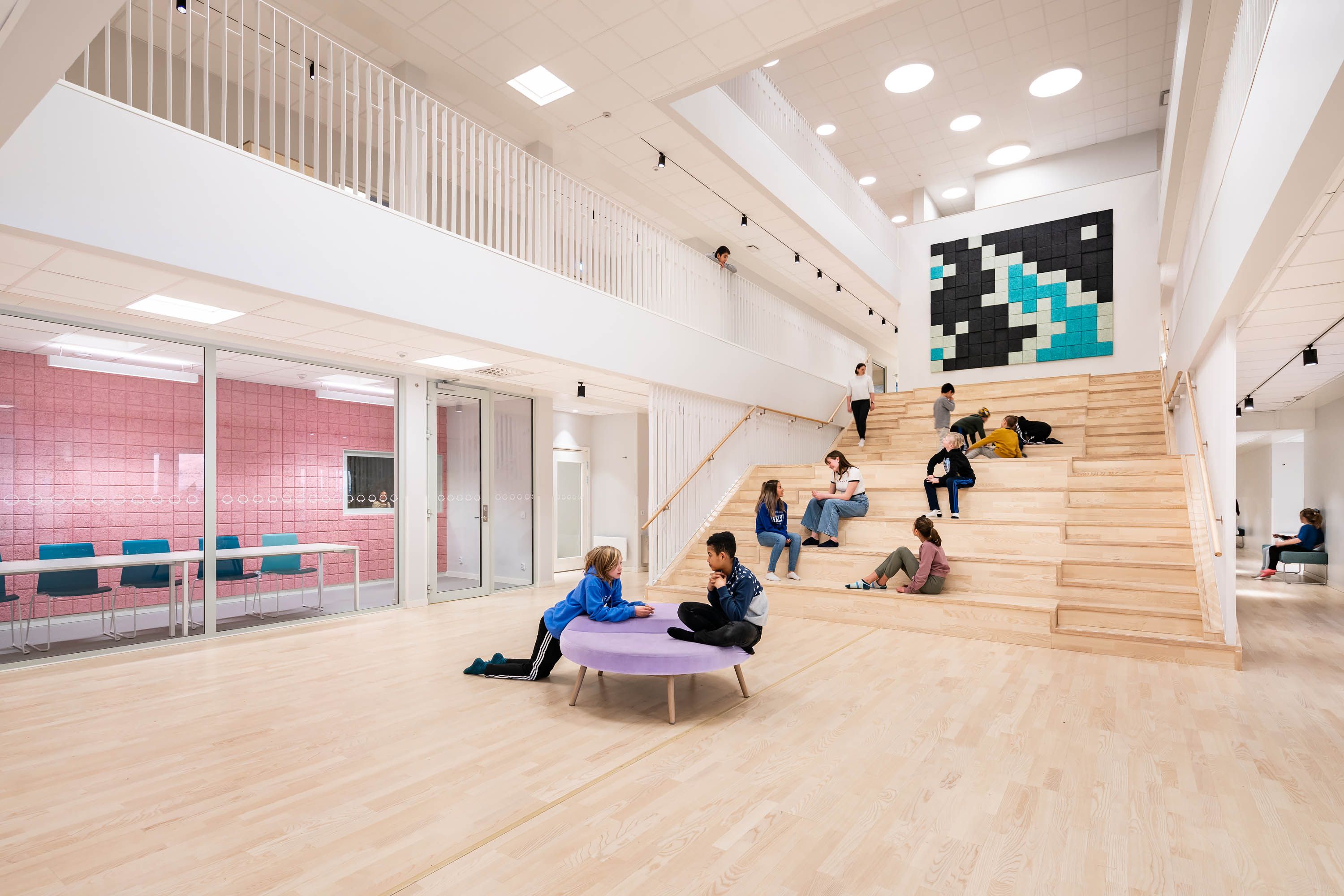 Elev tittar genom ett tonrör