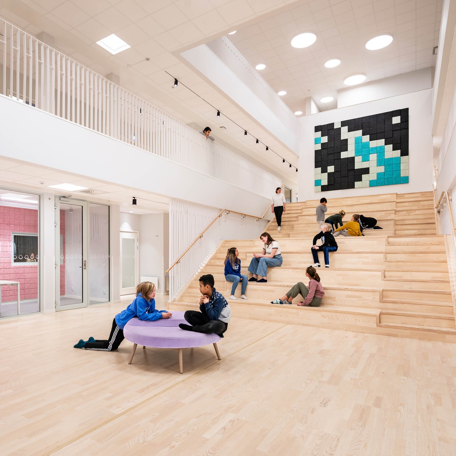 Elev tittar genom ett tonrör