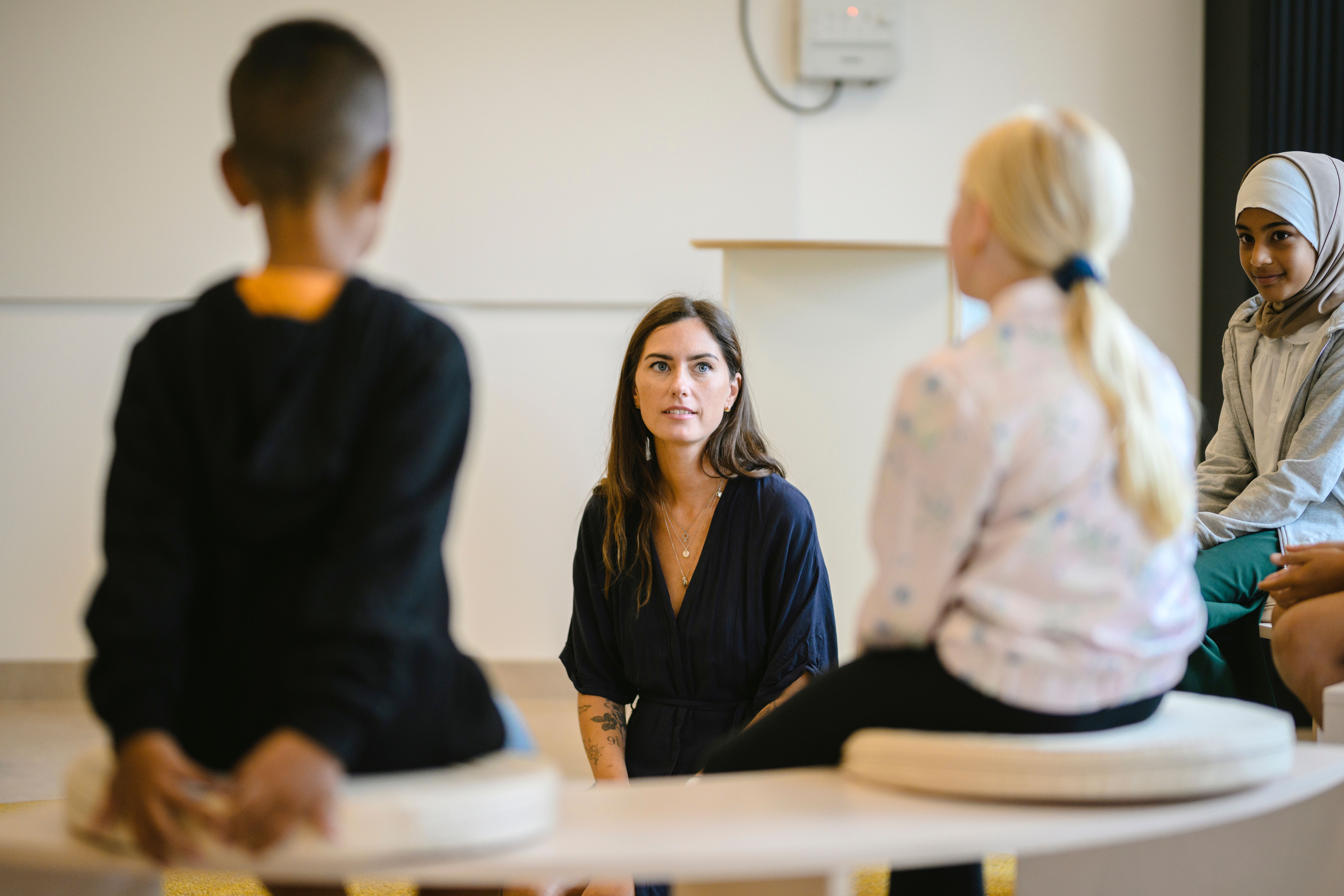 barn med lärare på Vira