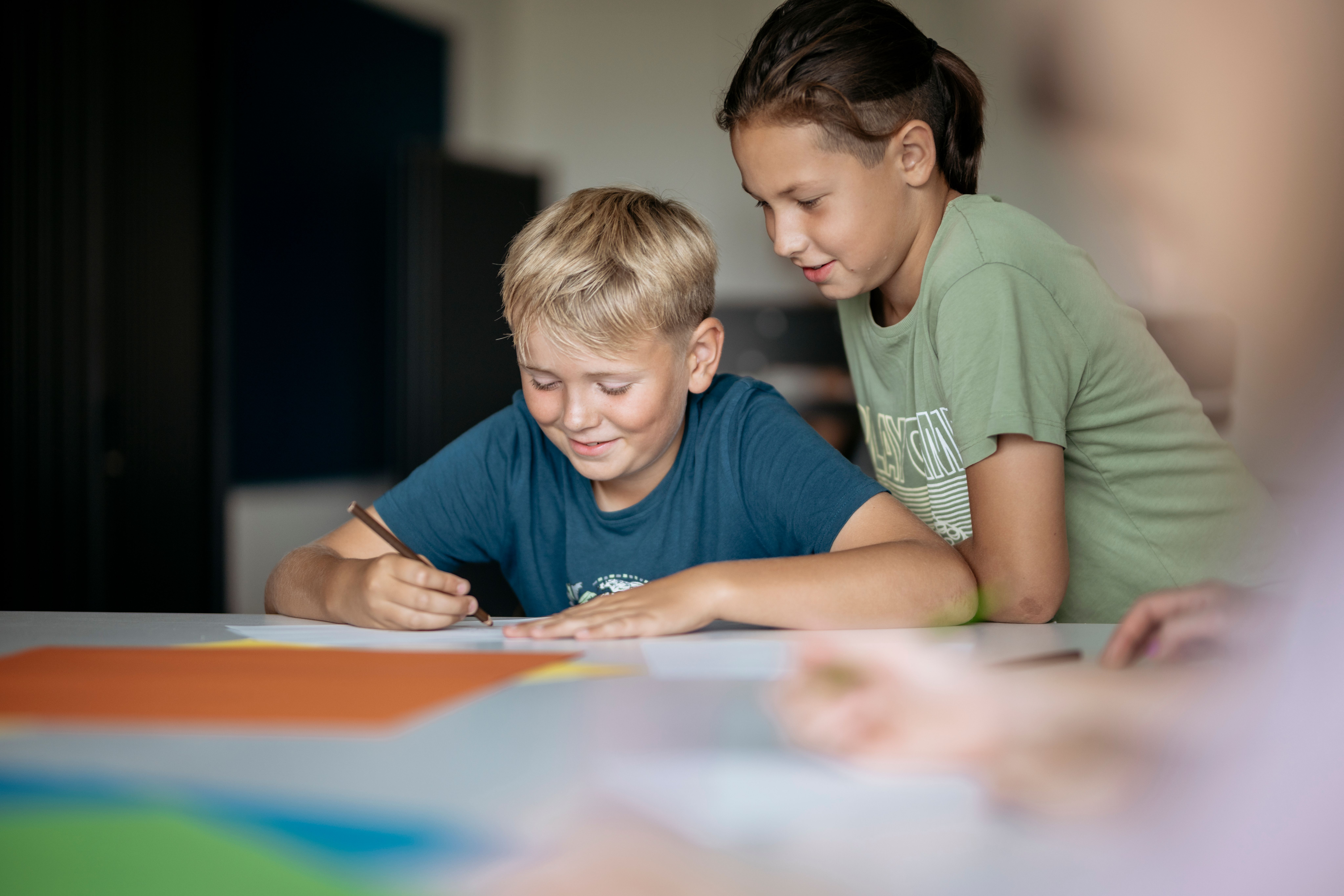 Två elever skriver tillsammans