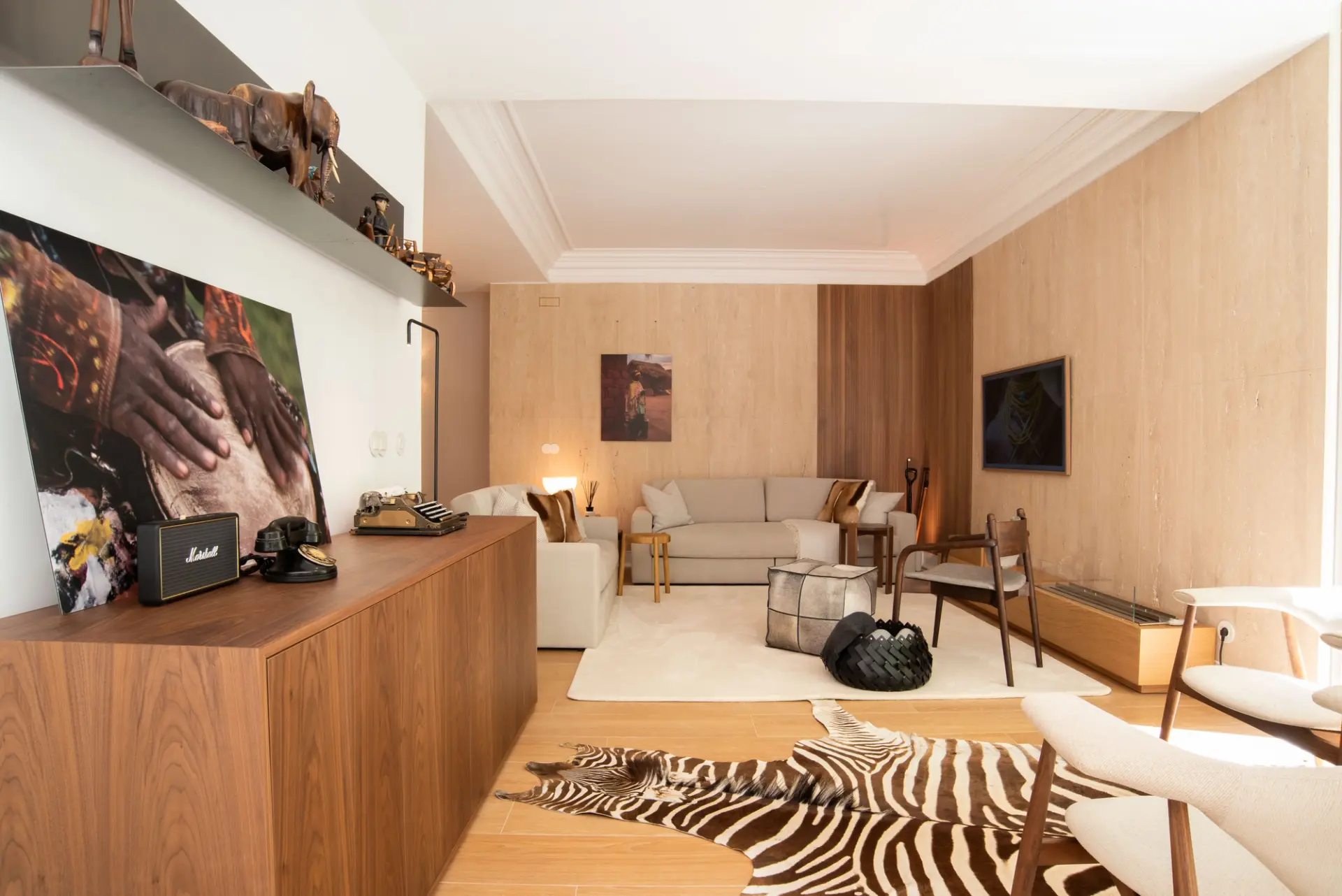 Sala de estar com projeto de design de interiores em madeira e tons neutros