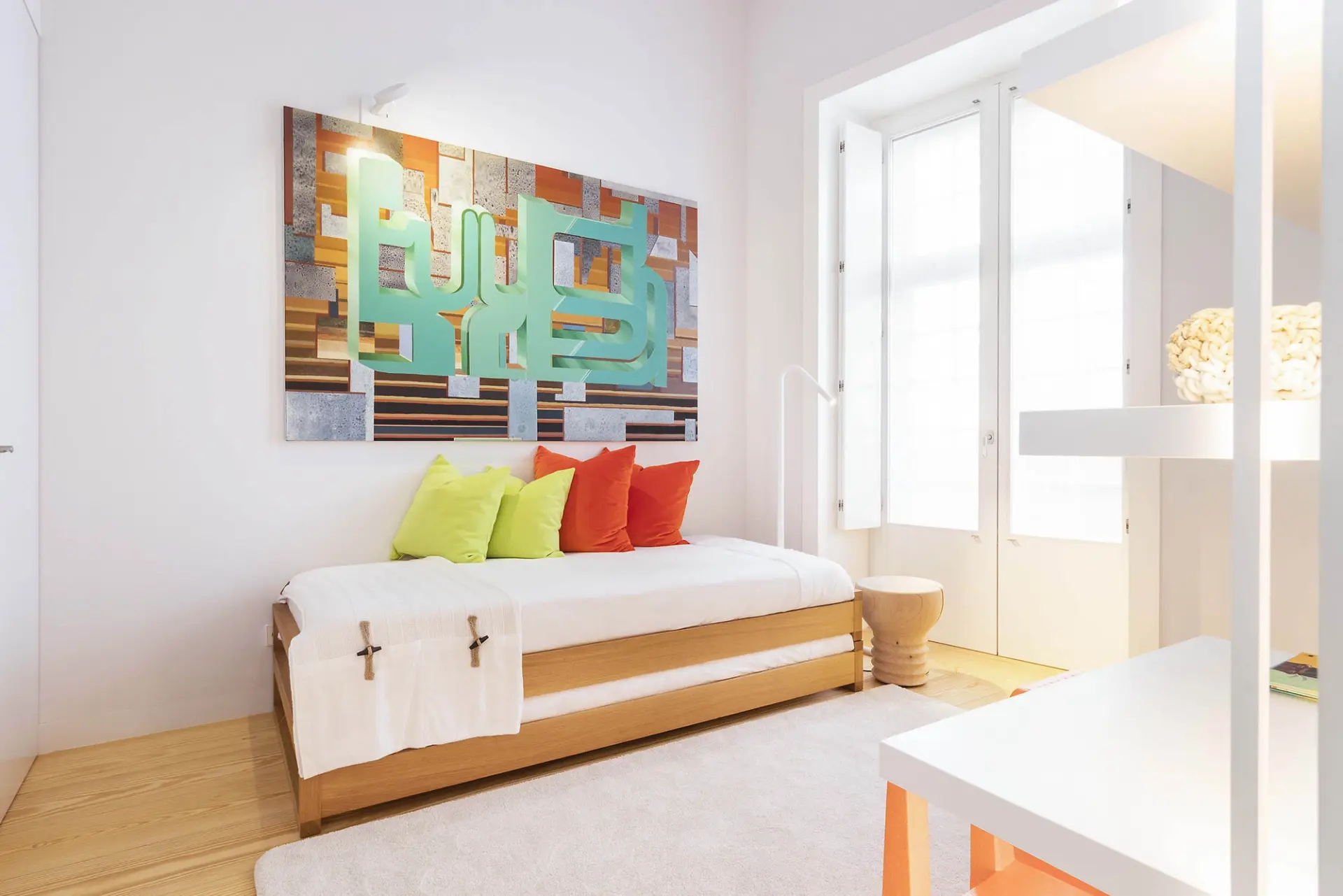 Quarto infantil com camas Zeitraum em carvalho, obra de Rui Pedro Jorge e cadeirinha MAGIS laranja — design de interiores de luxo, Lisboa, Atelier Renata Santos Machado