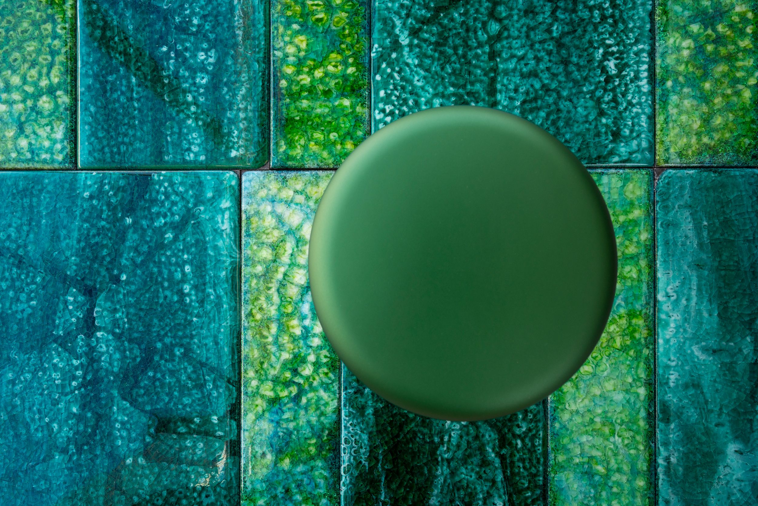 Detalhe de azulejo zellige verde com objecto cerâmico circular em verde mate — design de interiores de luxo, Praça de Espanha, Lisboa, Atelier Renata Santos Machado