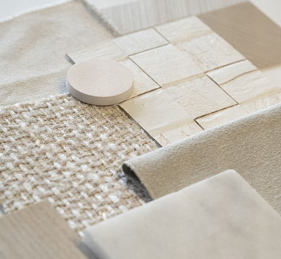 Seleção de materiais num moodboard com amostras de pedra em mosaico, linho natural, couro e madeira — curadoria de materiais para projeto de design de interiores de luxo, Atelier Renata Santos Machado, Lisboa