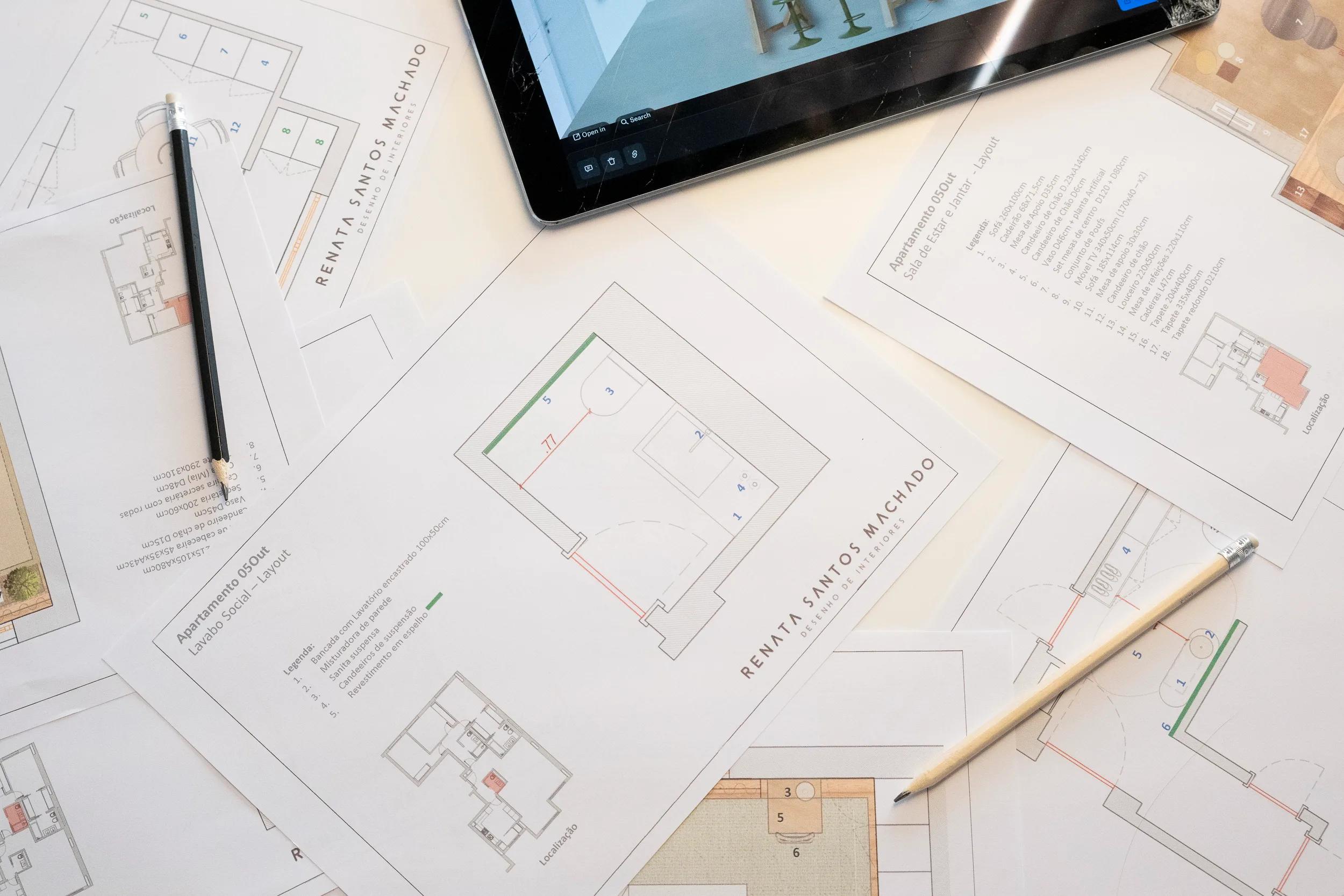 Plantas e layouts de projeto de decoração online com desenhos técnicos, referências de mobiliário e apresentação digital em tablet.