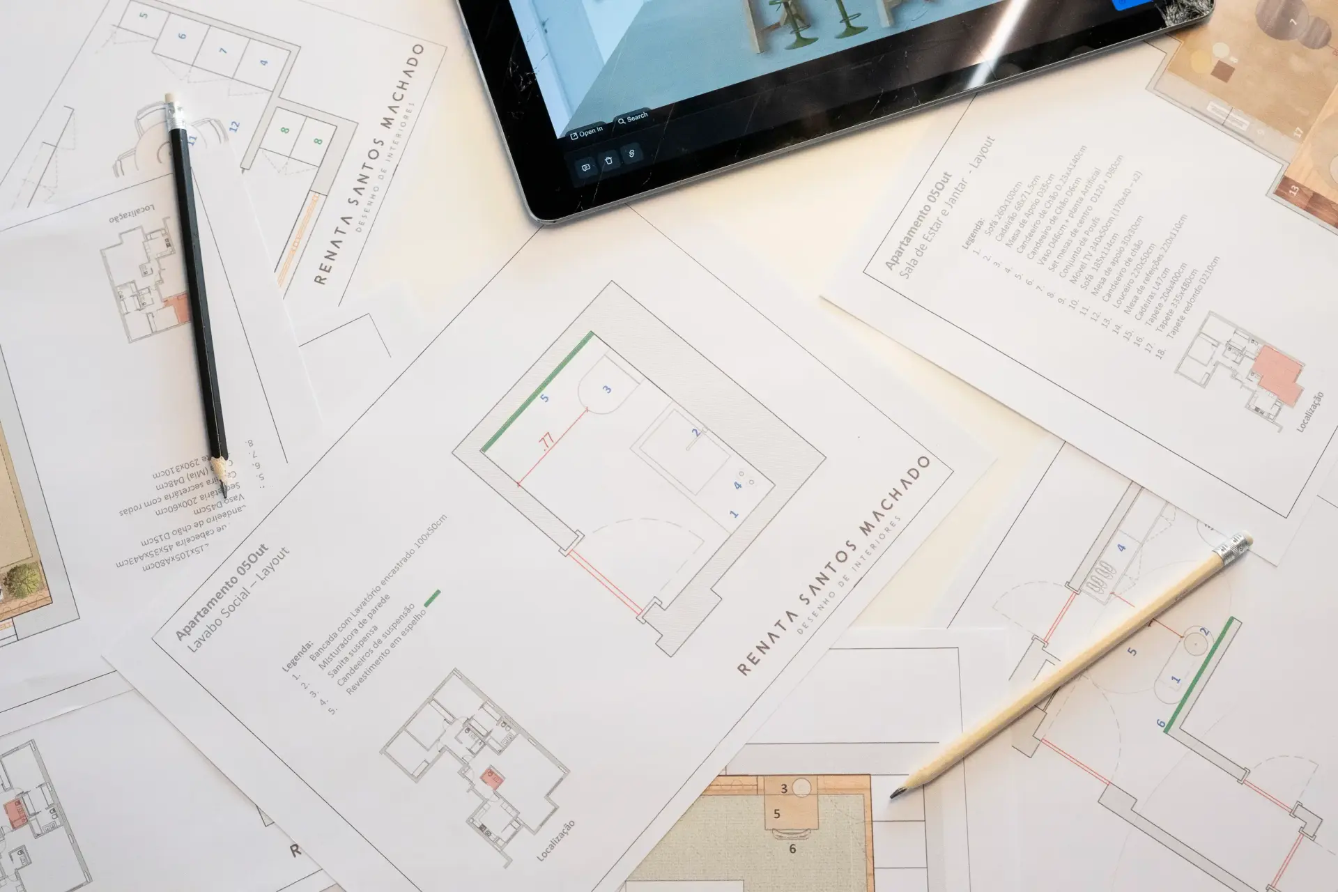Plantas e layouts de projeto de decoração online com desenhos técnicos, referências de mobiliário e apresentação digital em tablet.