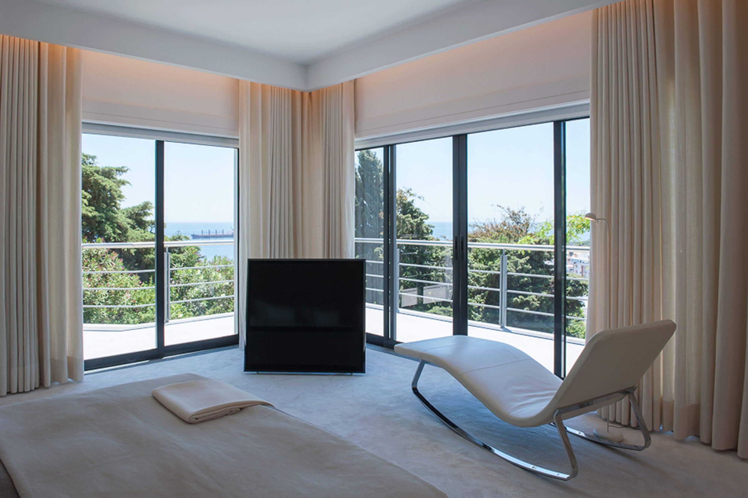 Master suite, B&B Italia Landscape pele branca cromada, vista mar e janelas chão-tecto — design de interiores de luxo Paço de Arcos, Oeiras, Atelier Renata Santos Machado