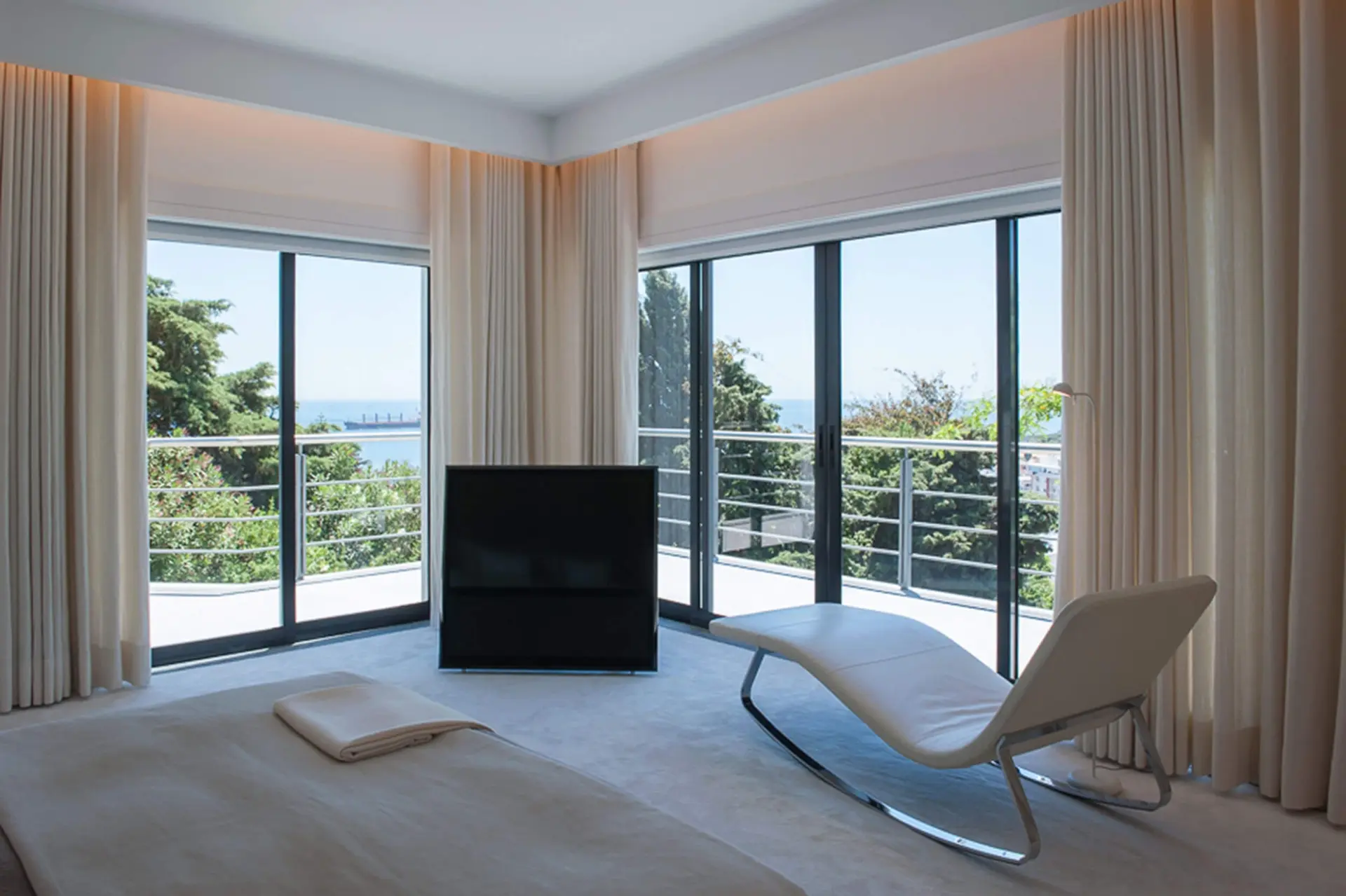 Master suite, B&B Italia Landscape pele branca cromada, vista mar e janelas chão-tecto — design de interiores de luxo Paço de Arcos, Oeiras, Atelier Renata Santos Machado
