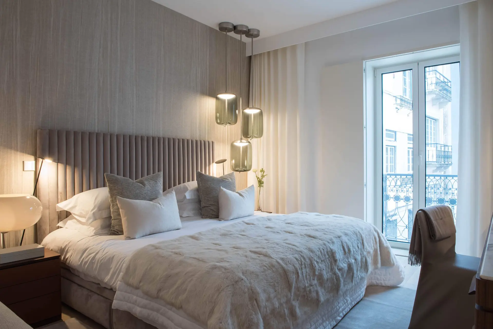 Master suite, mesas de cabeceira Poltrona Frau Saddle Cognac, Brokis Knot smoke grey — design de interiores de luxo Av. Liberdade, Lisboa, Atelier Renata Santos Machado