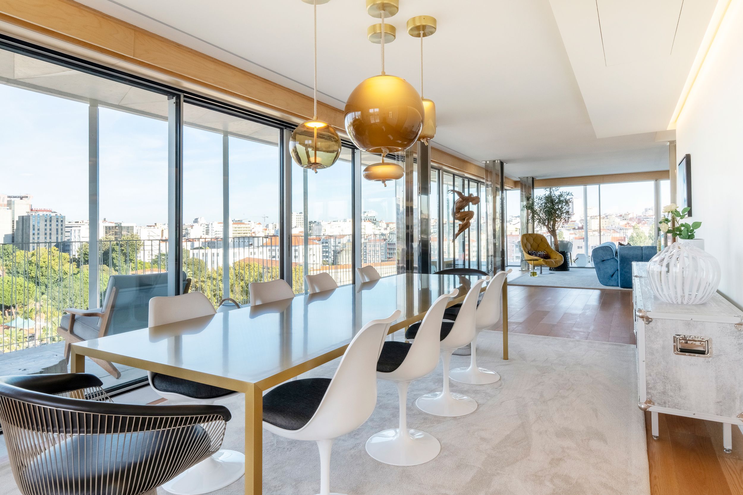 Sala de jantar de penthouse com pendentes esféricos dourados e vista panorâmica sobre Lisboa — design de interiores de luxo, Praça de Espanha, Lisboa, Atelier Renata Santos Machado