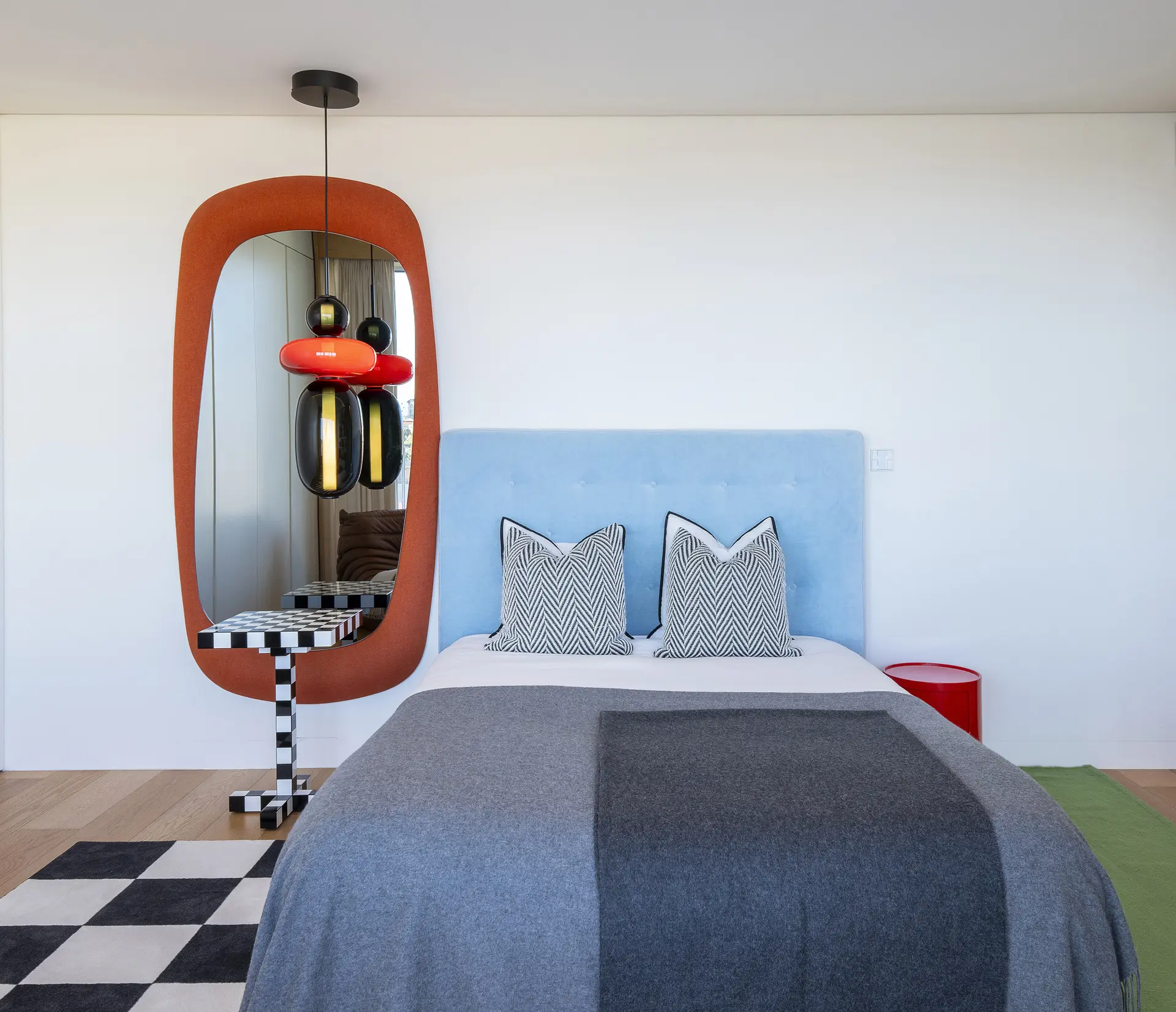Quarto com design de interiores contemporâneo em Lisboa, com cores contrastantes, mobiliário moderno e composição cuidada