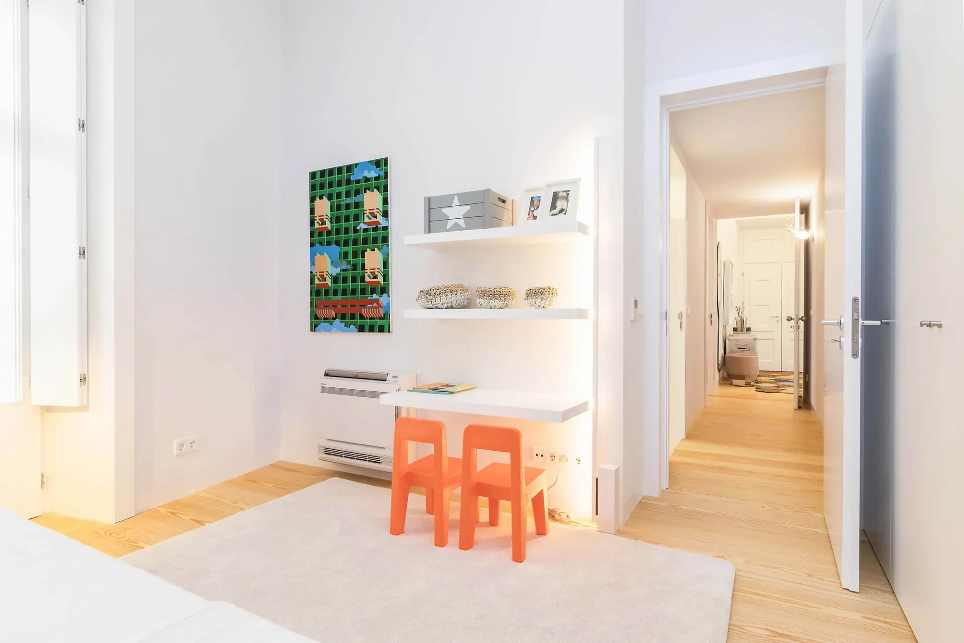 Quarto infantil com cadeiras MAGIS Seggiolina Pop laranja, prateleiras em Corian e vista para corredor — design de interiores de luxo, Lisboa, Atelier Renata Santos Machado