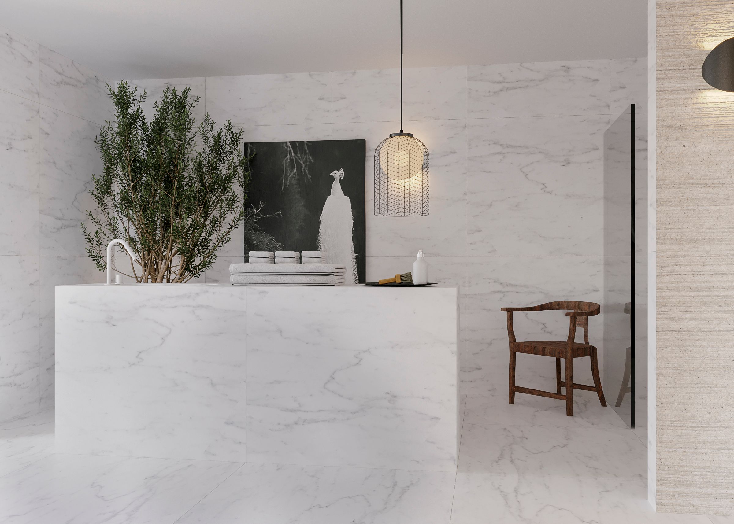 Casa de banho em pedra clara com iluminação suspensa, arte e mobiliário em madeira num projeto de design de interiores.