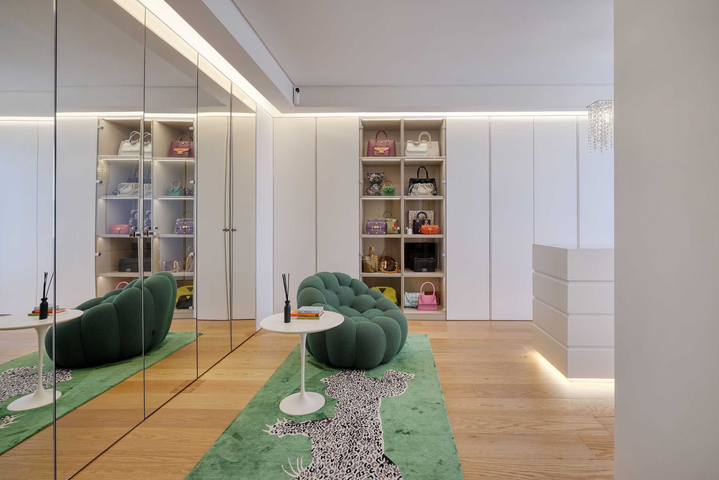 Espaço interior moderno com arrumação integrada e iluminação indireta. Projeto de design de interiores em Portugal para clientes internacionais