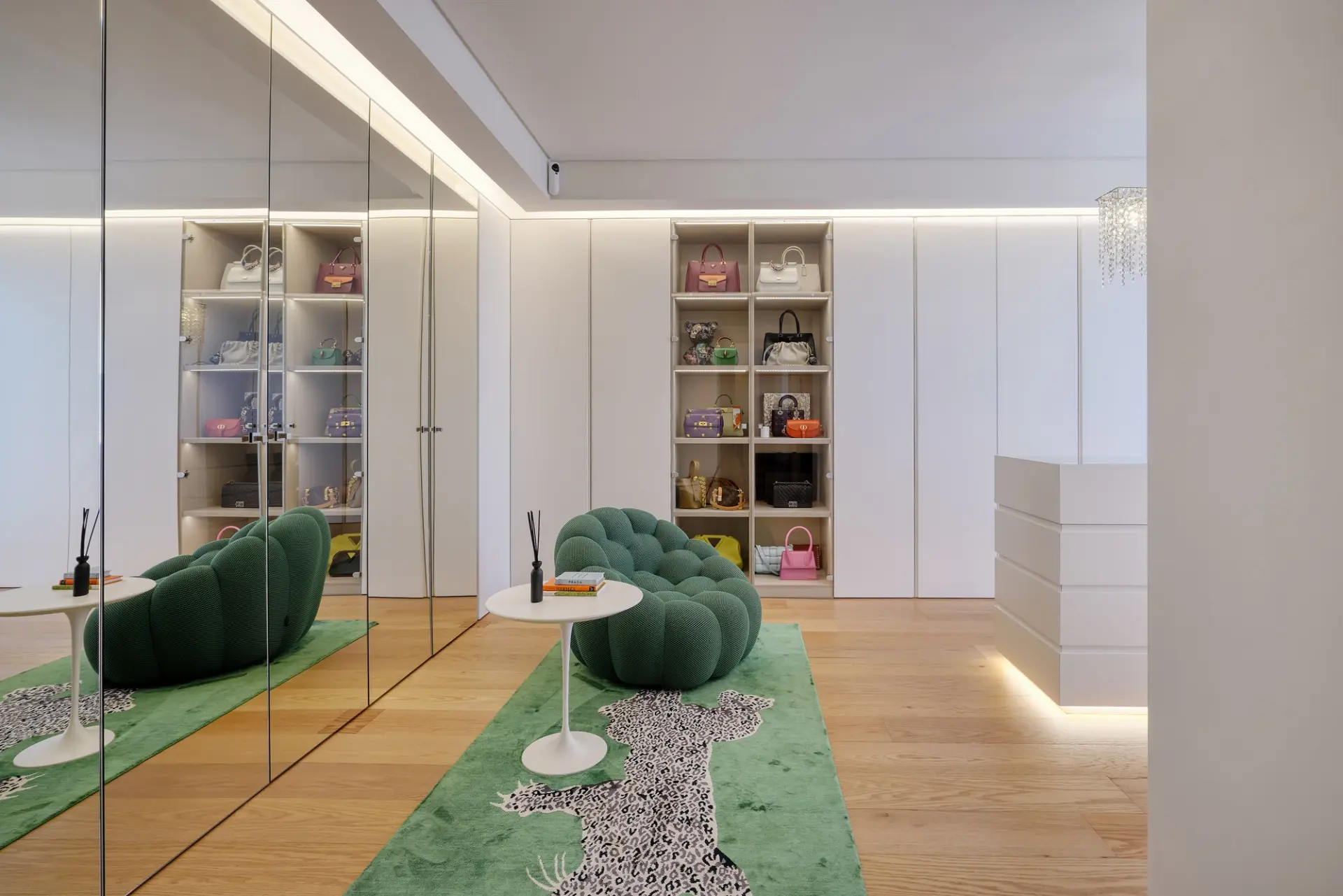 Espaço interior moderno com arrumação integrada e iluminação indireta. Projeto de design de interiores em Portugal para clientes internacionais