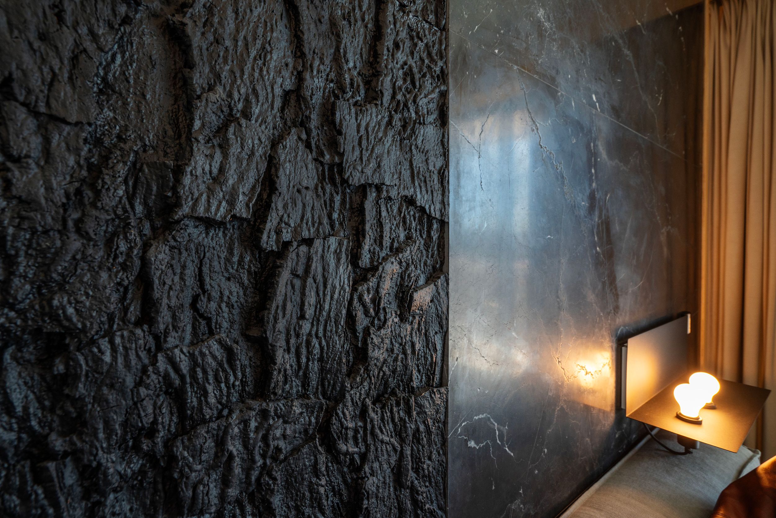 Contraste entre madeira carbonizada e mármore negro em master suite — design de interiores de luxo, Praça de Espanha, Lisboa, Atelier Renata Santos Machado