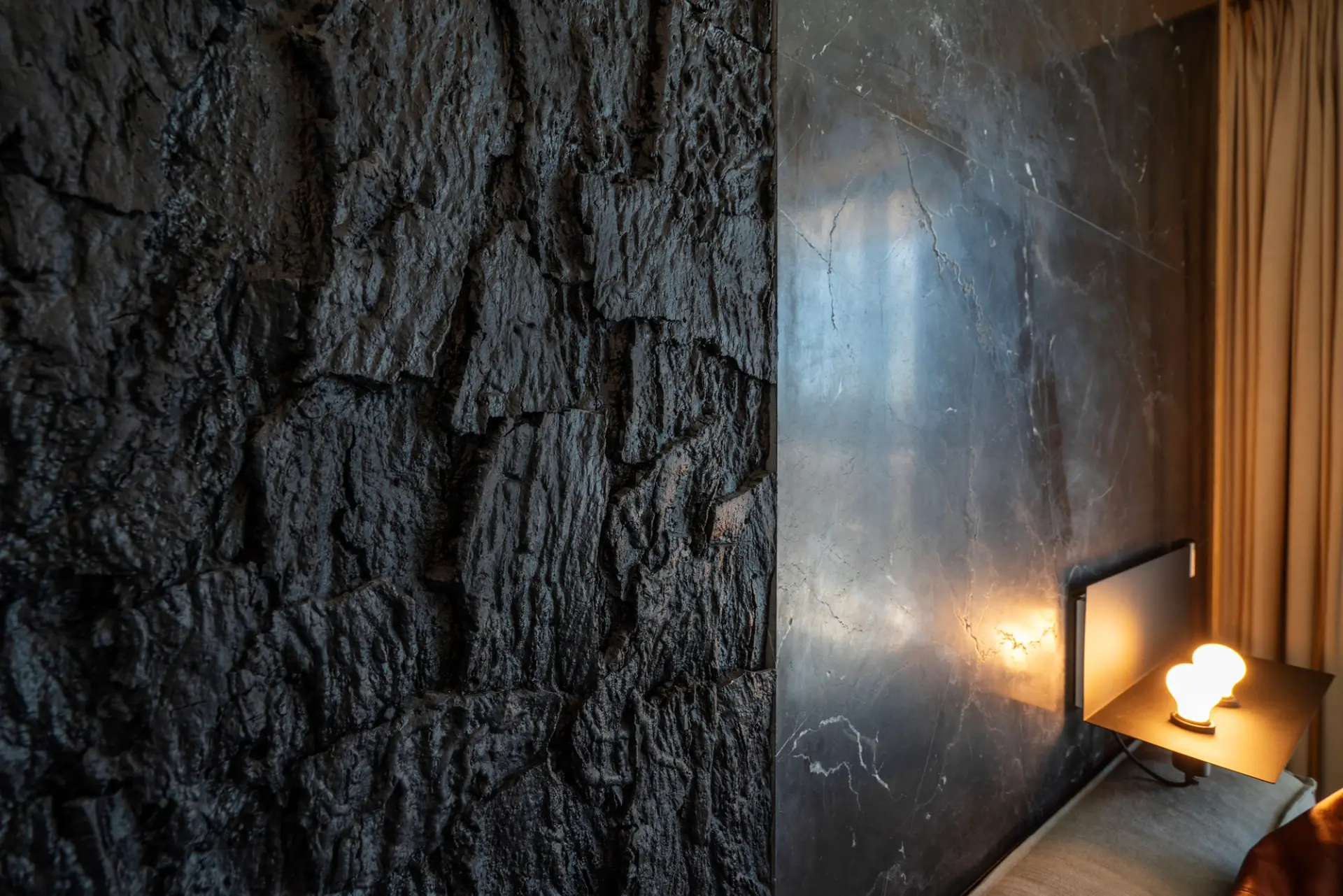 Contraste entre madeira carbonizada e mármore negro em master suite — design de interiores de luxo, Praça de Espanha, Lisboa, Atelier Renata Santos Machado