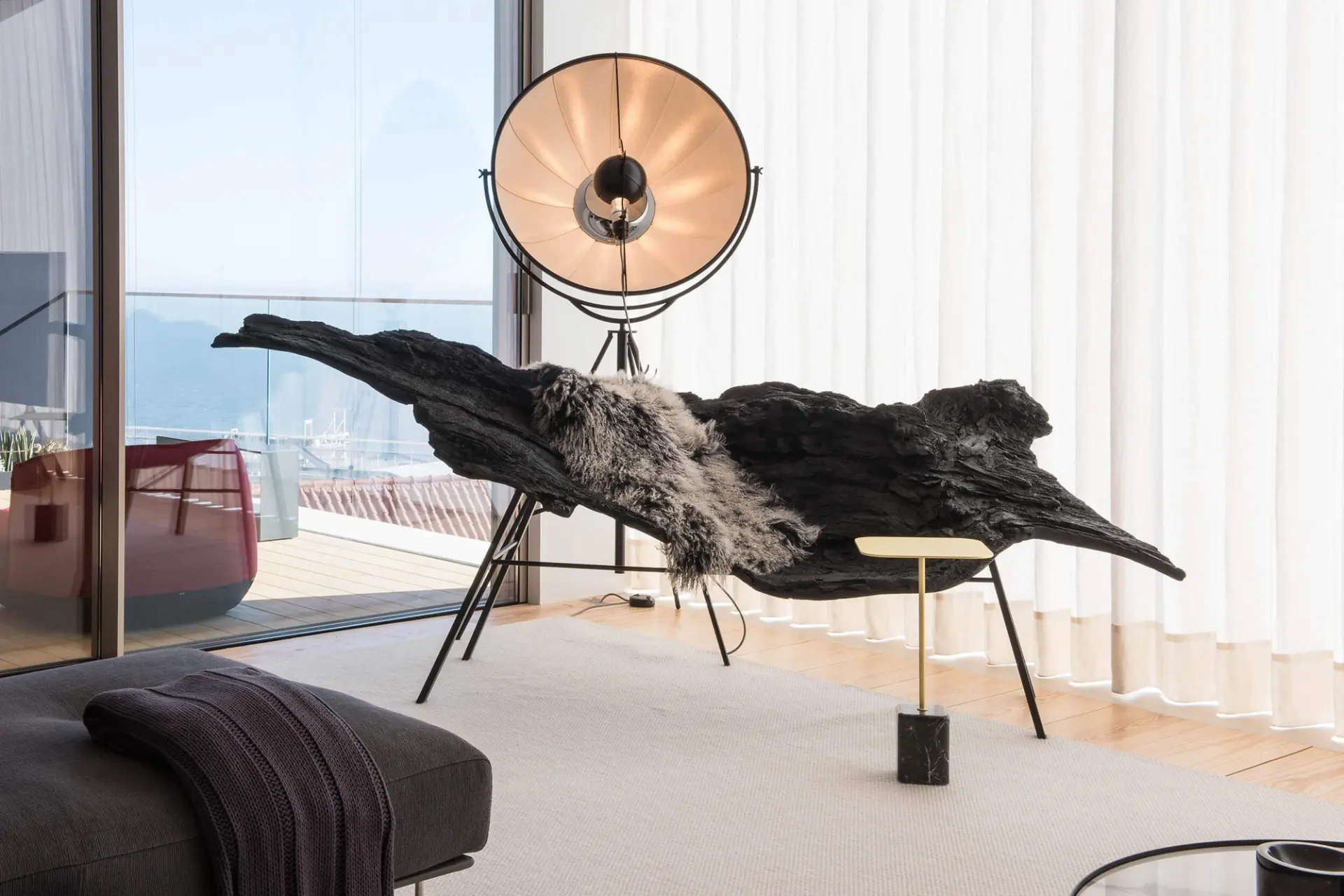 Chaise Imperfecto Lab Bioma em material orgânico preto e candeeiro Palluco Fortuny com vista do Tejo — design de interiores de luxo, Lisboa, Atelier Renata Santos Machado