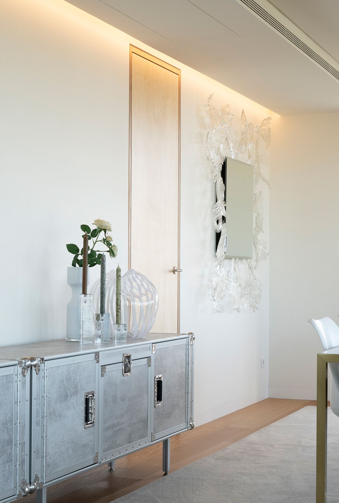 Aparador metálico com painel de parede texturado e iluminação indirecta em penthouse — design de interiores de luxo, Praça de Espanha, Lisboa, Atelier Renata Santos Machado
