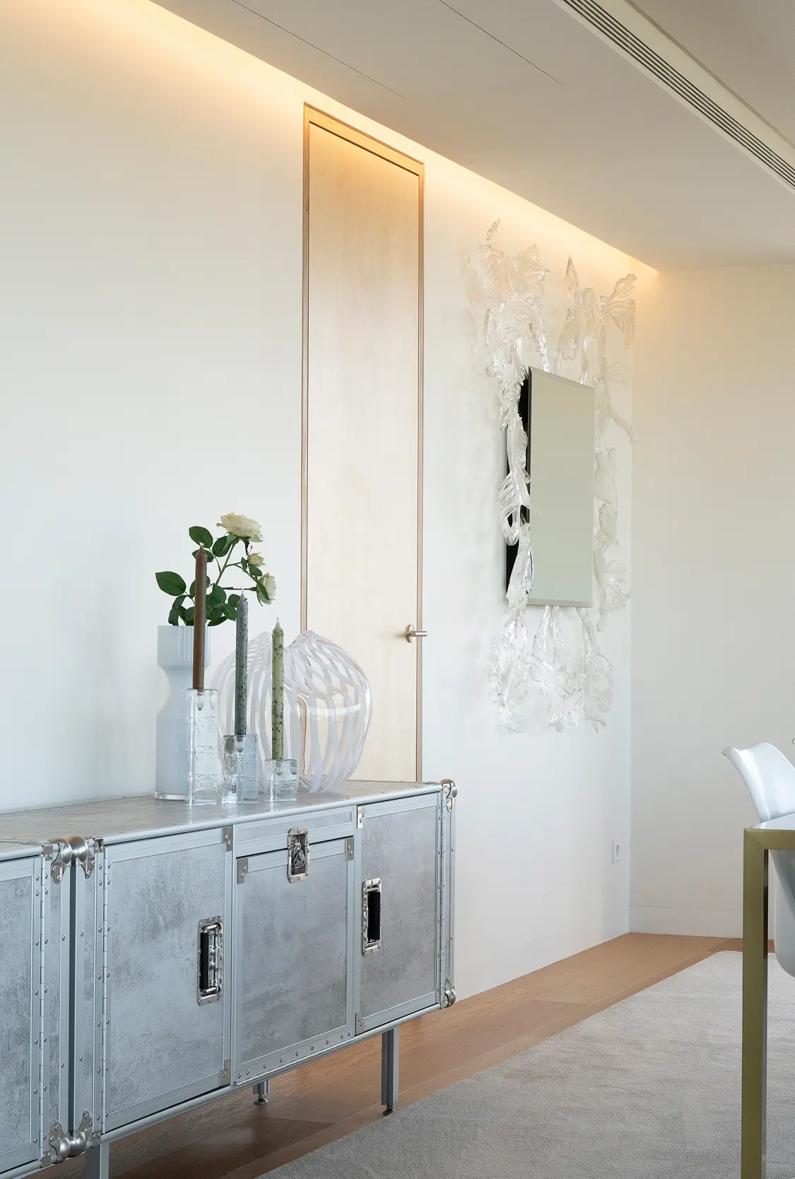 Aparador metálico com painel de parede texturado e iluminação indirecta em penthouse — design de interiores de luxo, Praça de Espanha, Lisboa, Atelier Renata Santos Machado