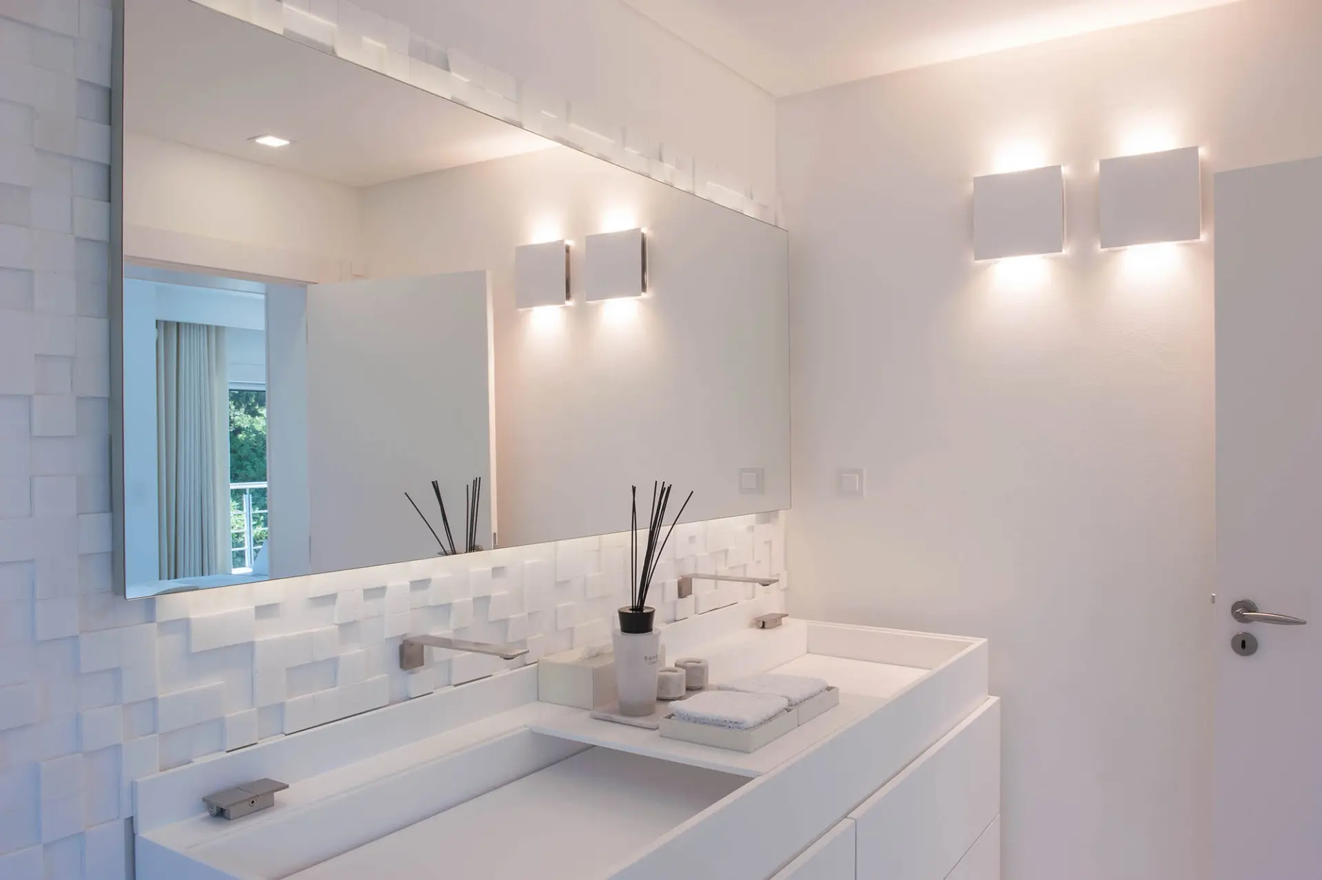 Casa de banho com revestimento tridimensional branco, bancada e iluminação de parede — design de interiores de luxo Paço de Arcos, Oeiras, Atelier Renata Santos Machado