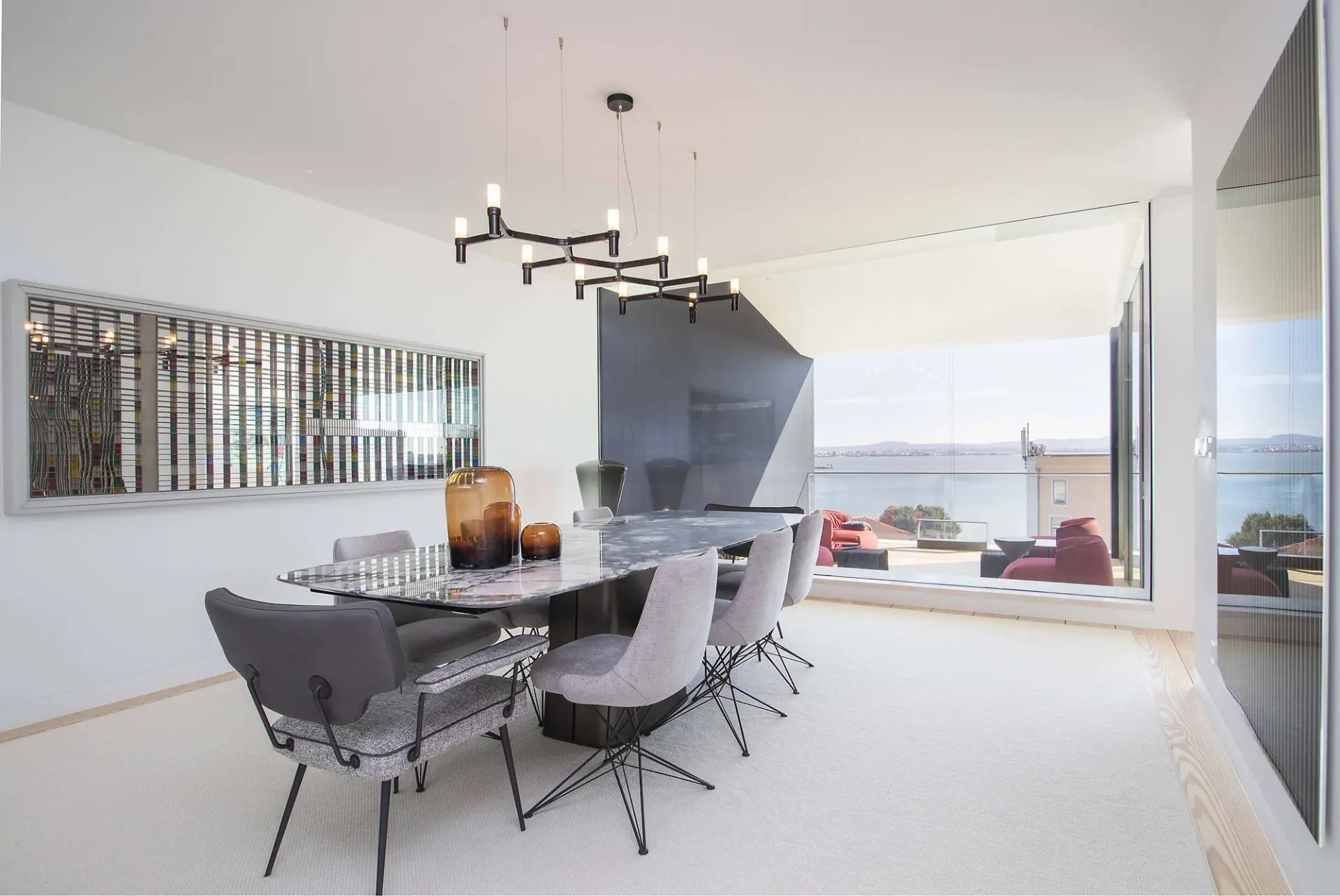 Sala de jantar com mesa e cadeiras Arketipo, obra de Rodrigo Oliveira e vista sobre o Tejo — design de interiores de luxo, Lisboa, Atelier Renata Santos Machado