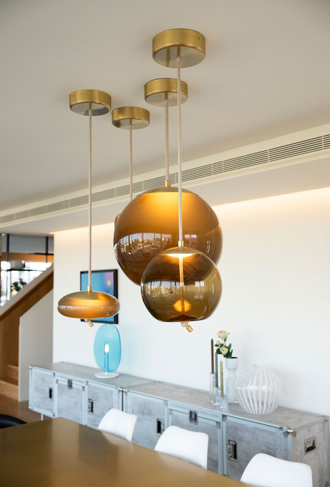 Candeeiros suspensos em vidro num projeto de decoração de interiores de apartamento