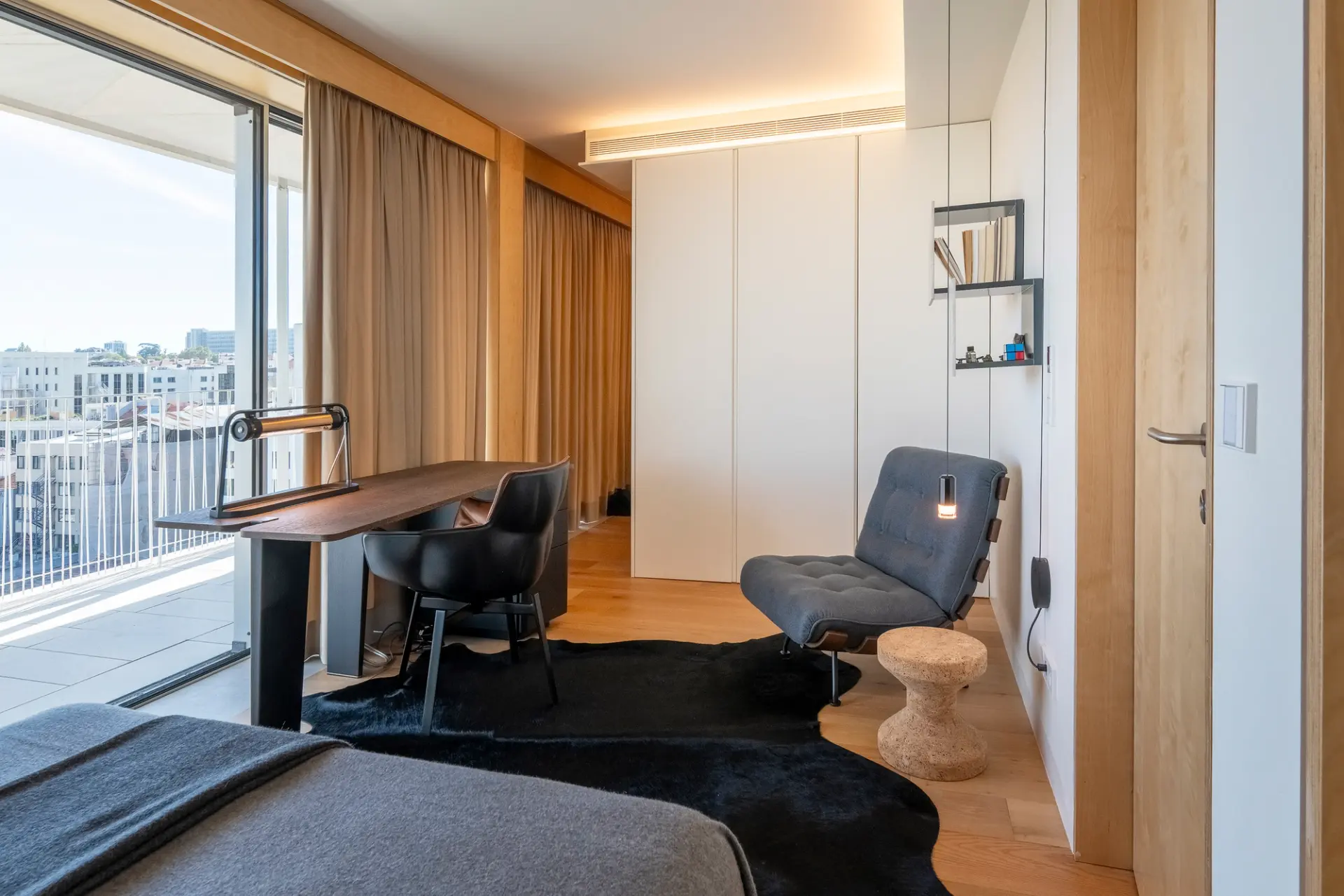 Quarto com secretária em nogueira, cadeirão cinza e tapete em couro, vista sobre Lisboa — design de interiores de luxo, Praça de Espanha, Atelier Renata Santos Machado