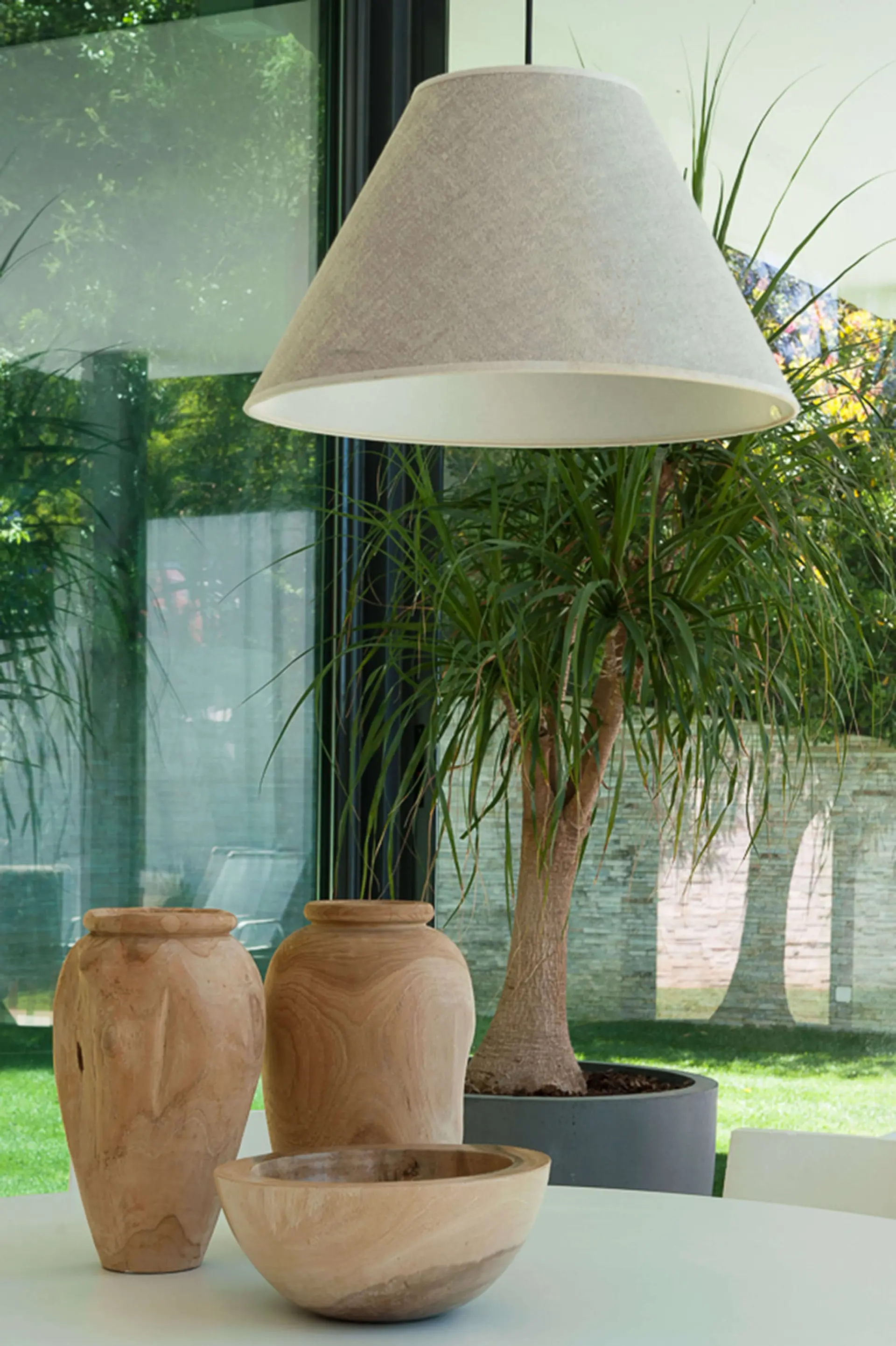 Detalhe lounge exterior, Calligaris Big Wave, vasos terracota e bancada mármore verde — design de interiores de luxo Paço de Arcos, Oeiras, Atelier Renata Santos Machado