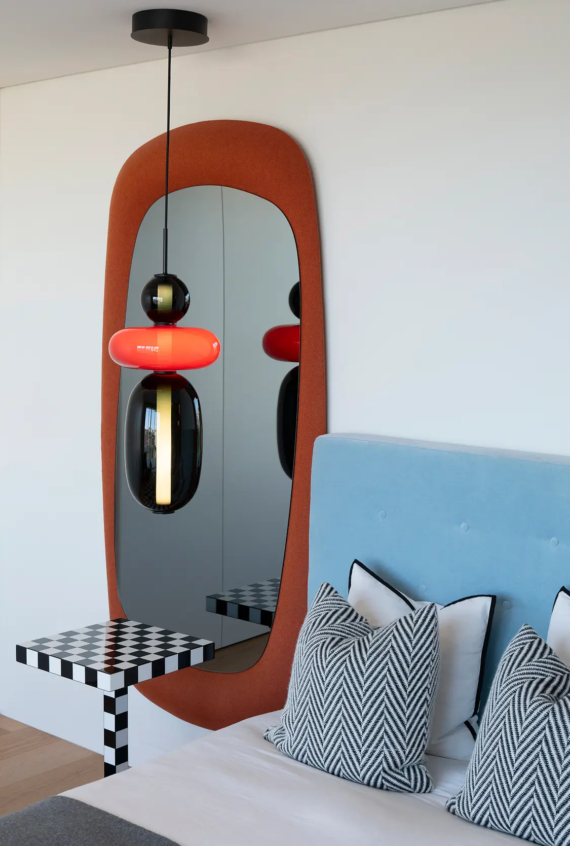 Quarto com espelho de moldura laranja e pendente escultórico em diálogo cromático — design de interiores de luxo, Praça de Espanha, Atelier Renata Santos Machado