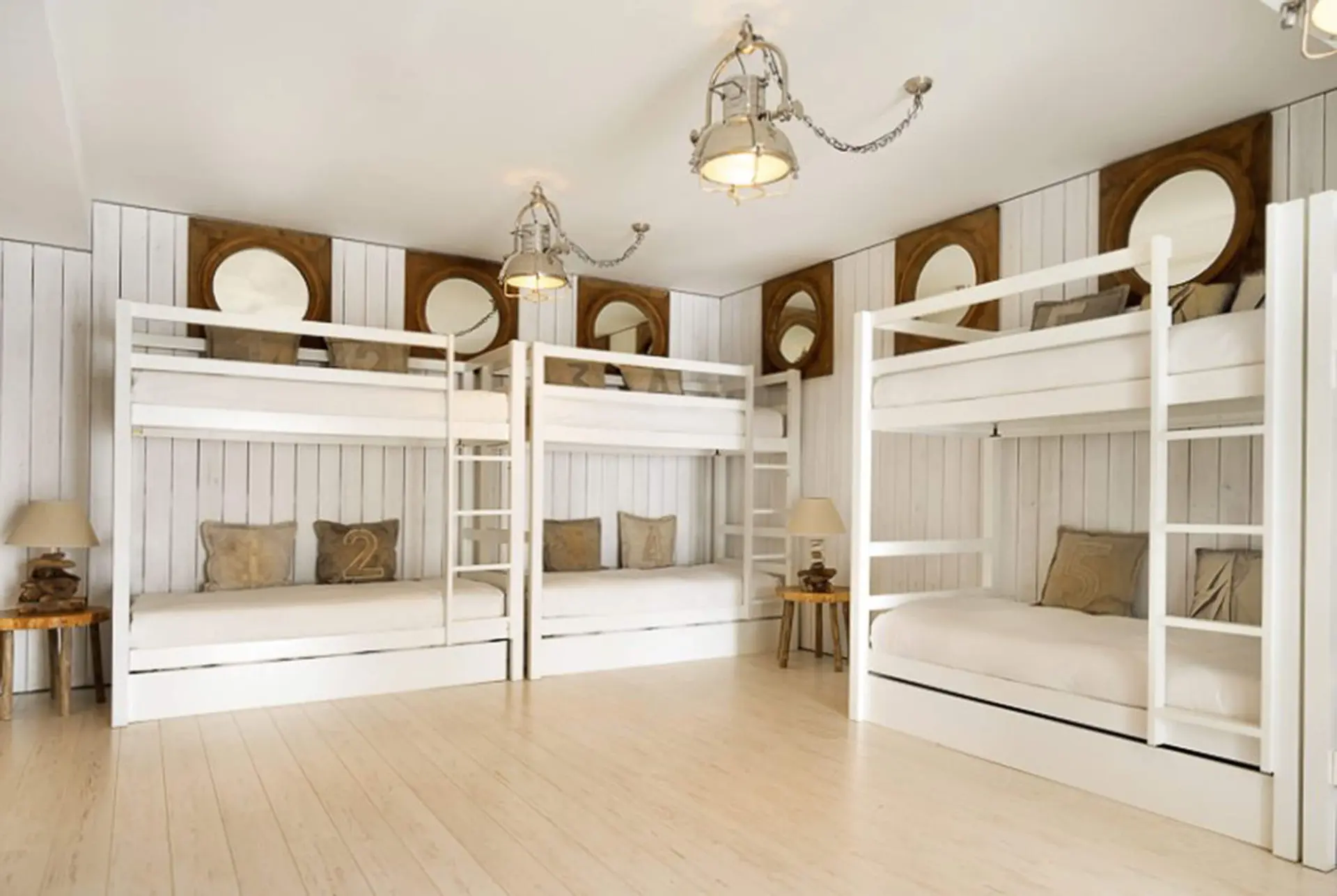 Quarto juvenil com beliches brancos, paredes em madeira branca e espelhos náuticos — design de interiores de luxo Tróia, Setúbal