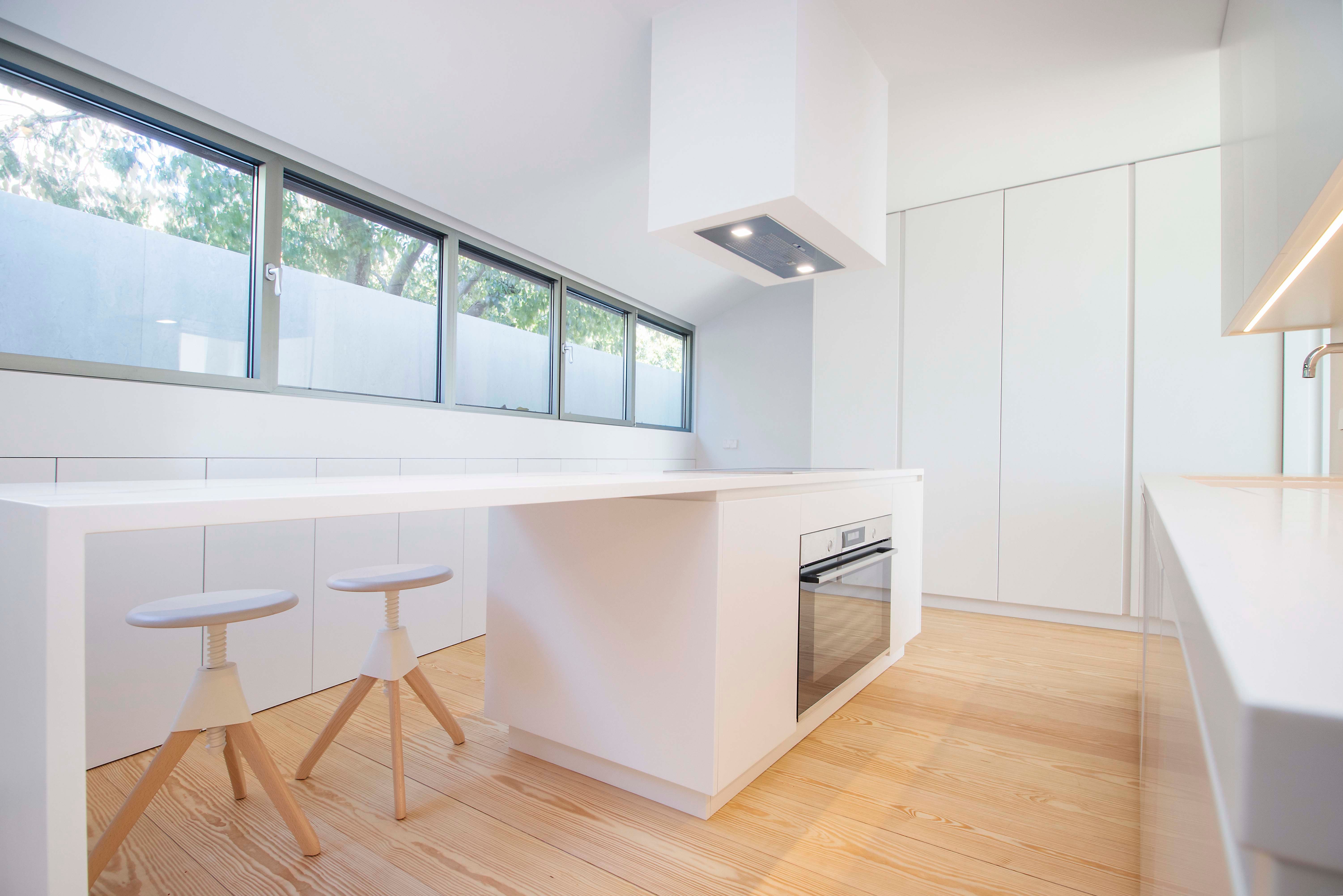 Cozinha contemporânea com ilha num projeto de design de interiores