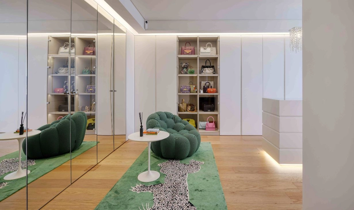 Luxury interior design project in Portugal by Atelier Renata Santos Machado, featuring a bespoke dressing room with integrated lighting, mirrored wardrobes and custom storage.