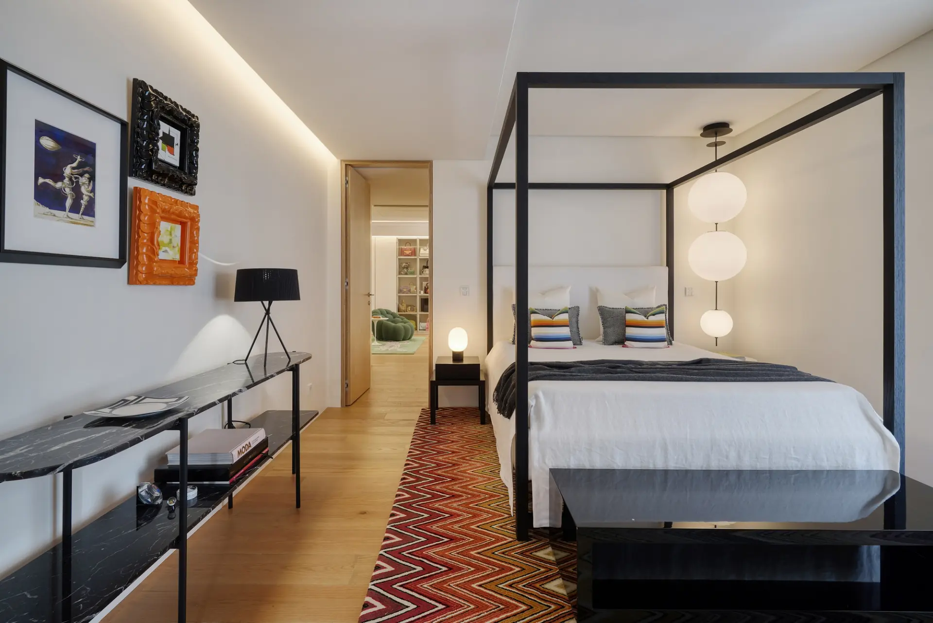 Quarto com cama de dossel em aço preto, tapete chevron e galeria de arte em penthouse — design de interiores de luxo, Praça de Espanha, Lisboa, Atelier Renata Santos Machado
