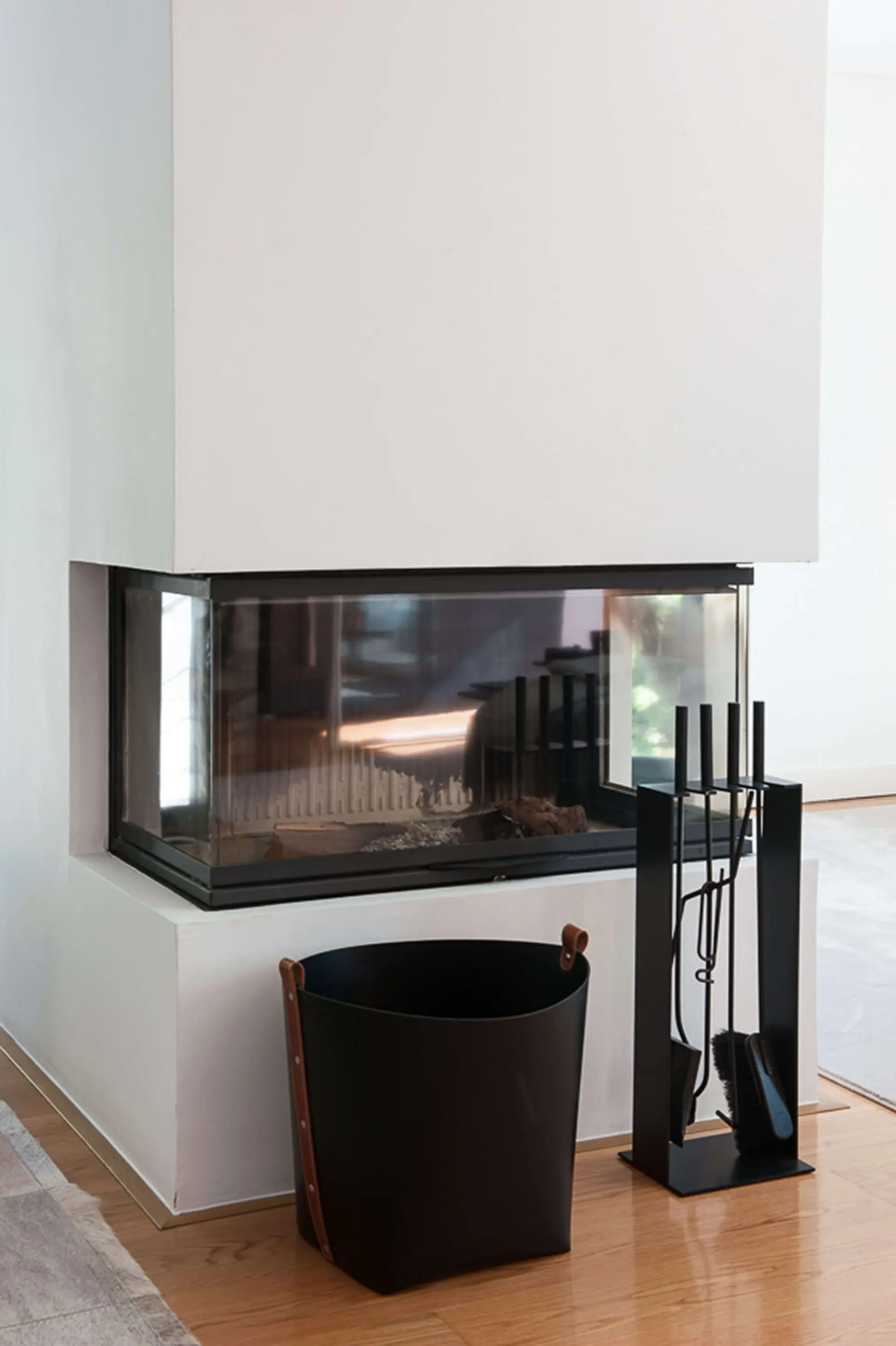 Sala de estar com lareira encastrada três faces, cesto Pinetti pele preta e acessórios — design de interiores de luxo Paço de Arcos, Oeiras, Atelier Renata Santos Machado