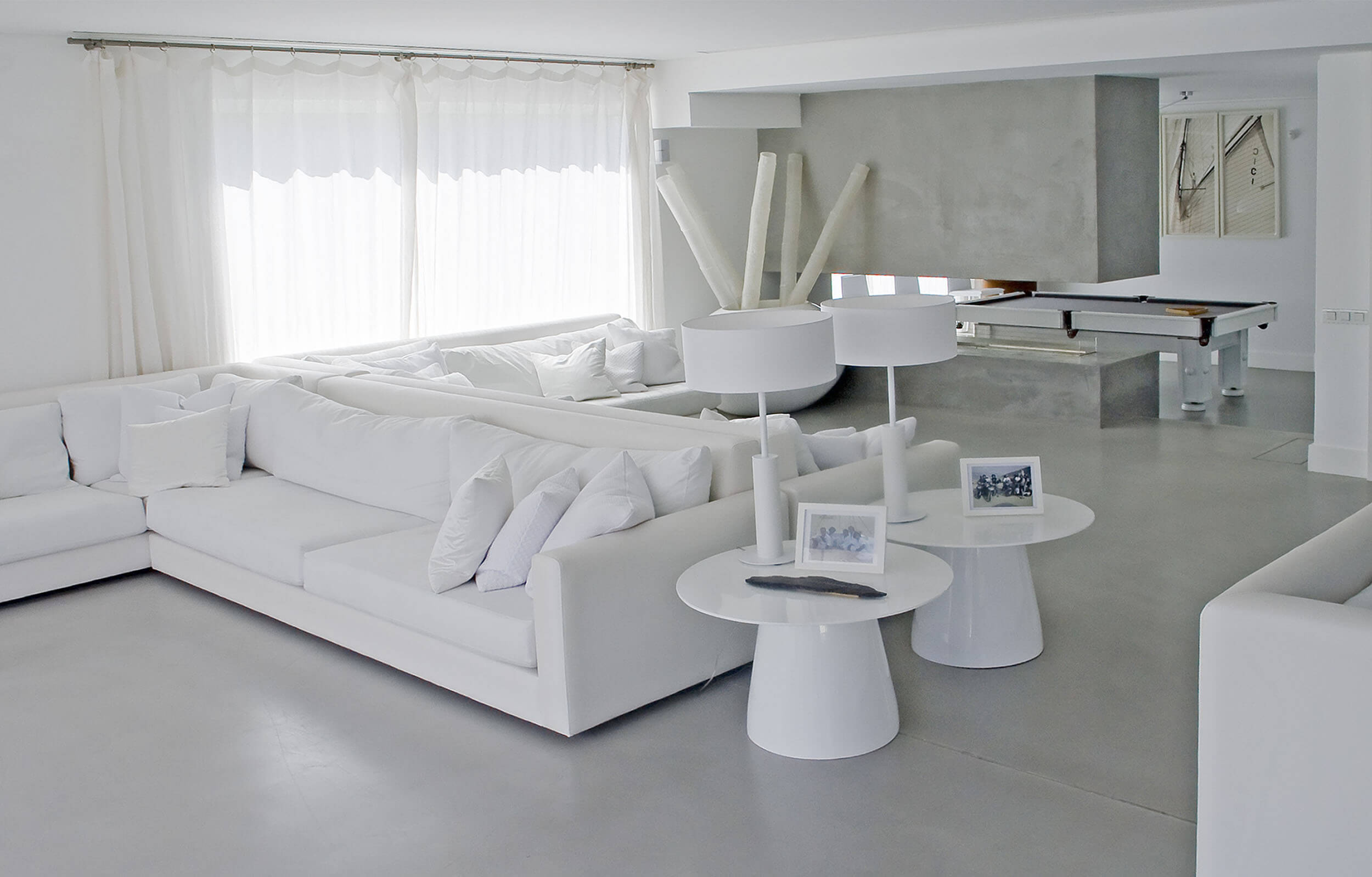 Sala de estar branca com sofá de canto, mesas cónicas brancas e mesa de bilhar — design de interiores de luxo Tróia, Setúbal