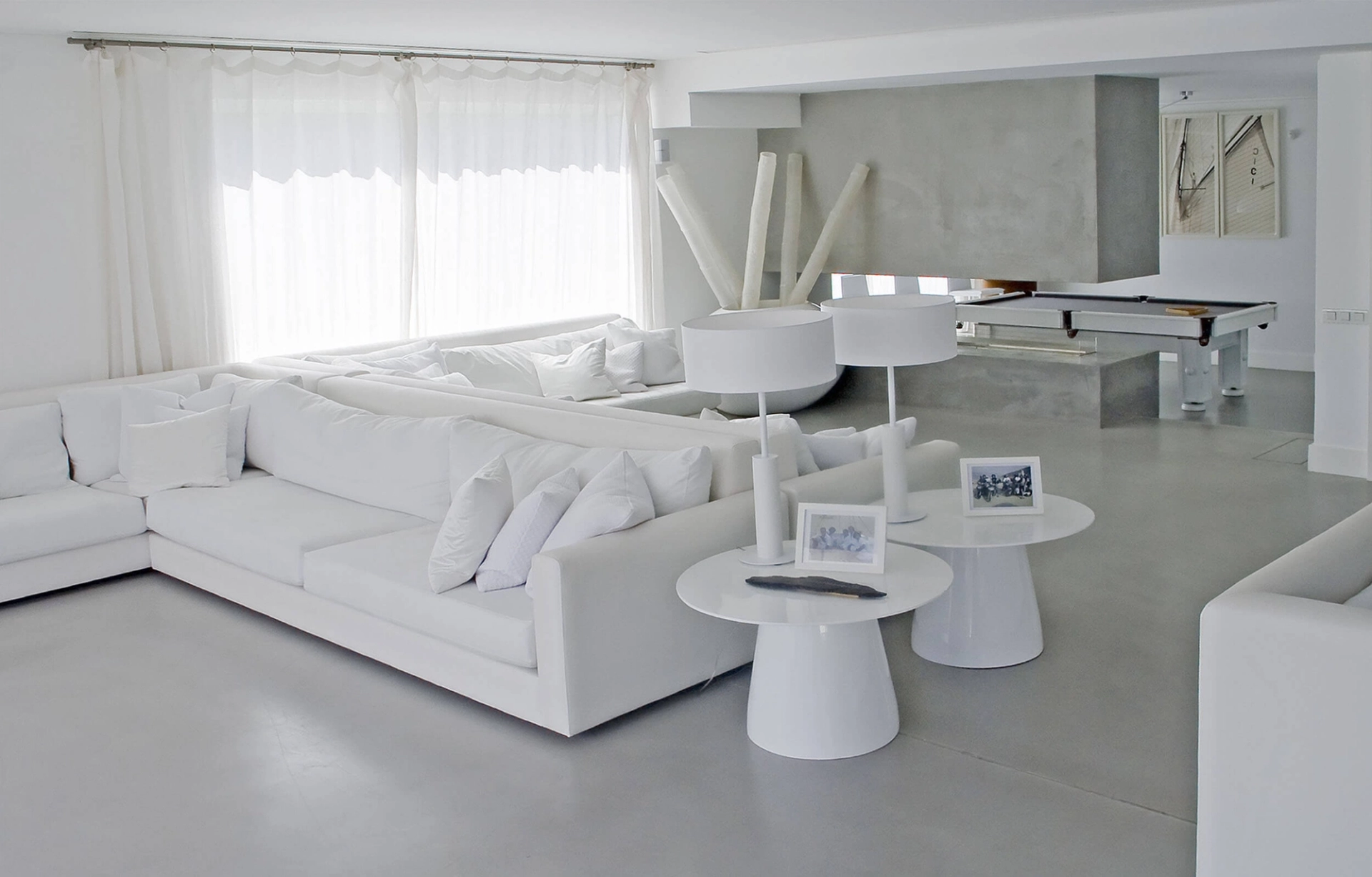 Sala de estar branca com sofá de canto, mesas cónicas brancas e mesa de bilhar — design de interiores de luxo Tróia, Setúbal