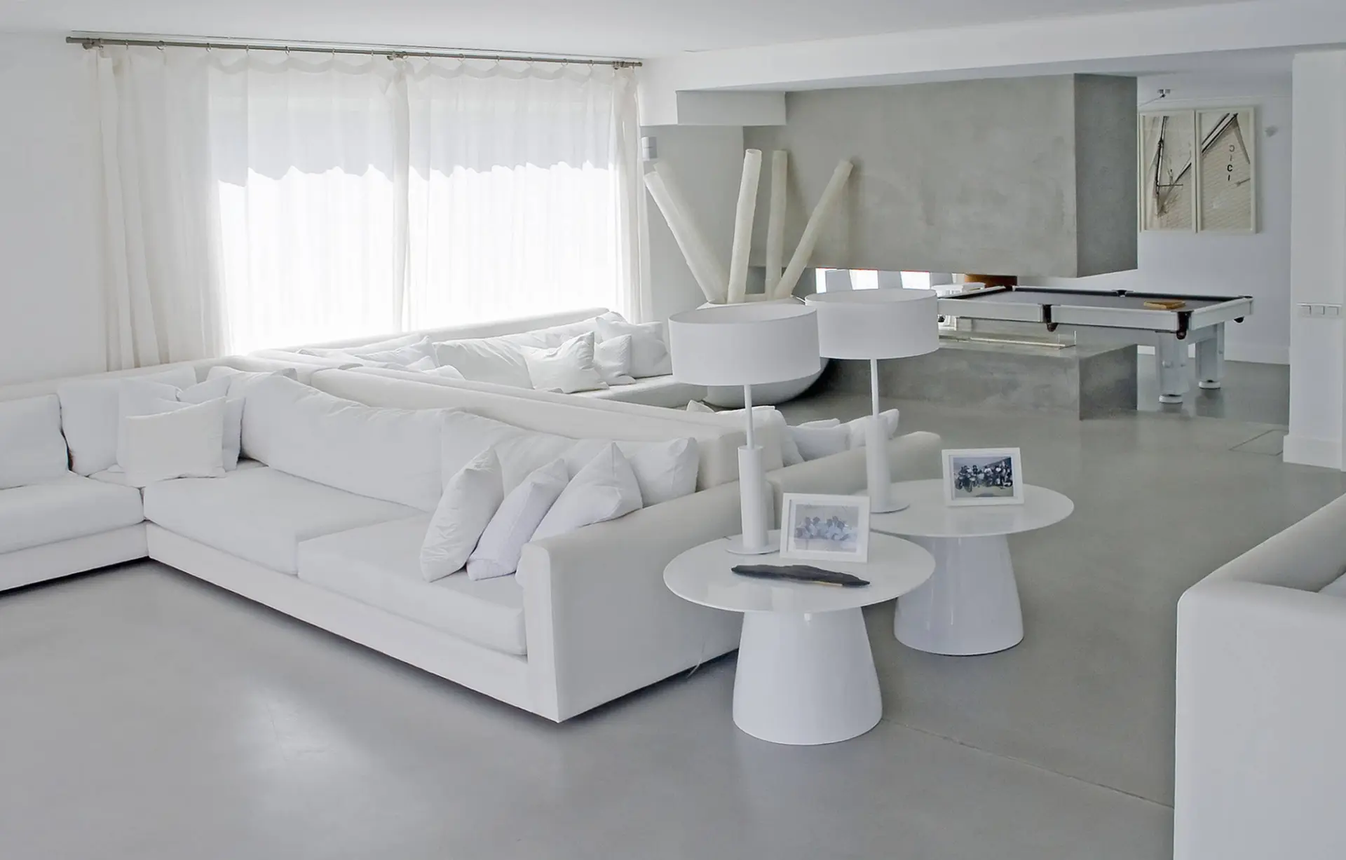 Sala de estar branca com sofá de canto, mesas cónicas brancas e mesa de bilhar — design de interiores de luxo Tróia, Setúbal