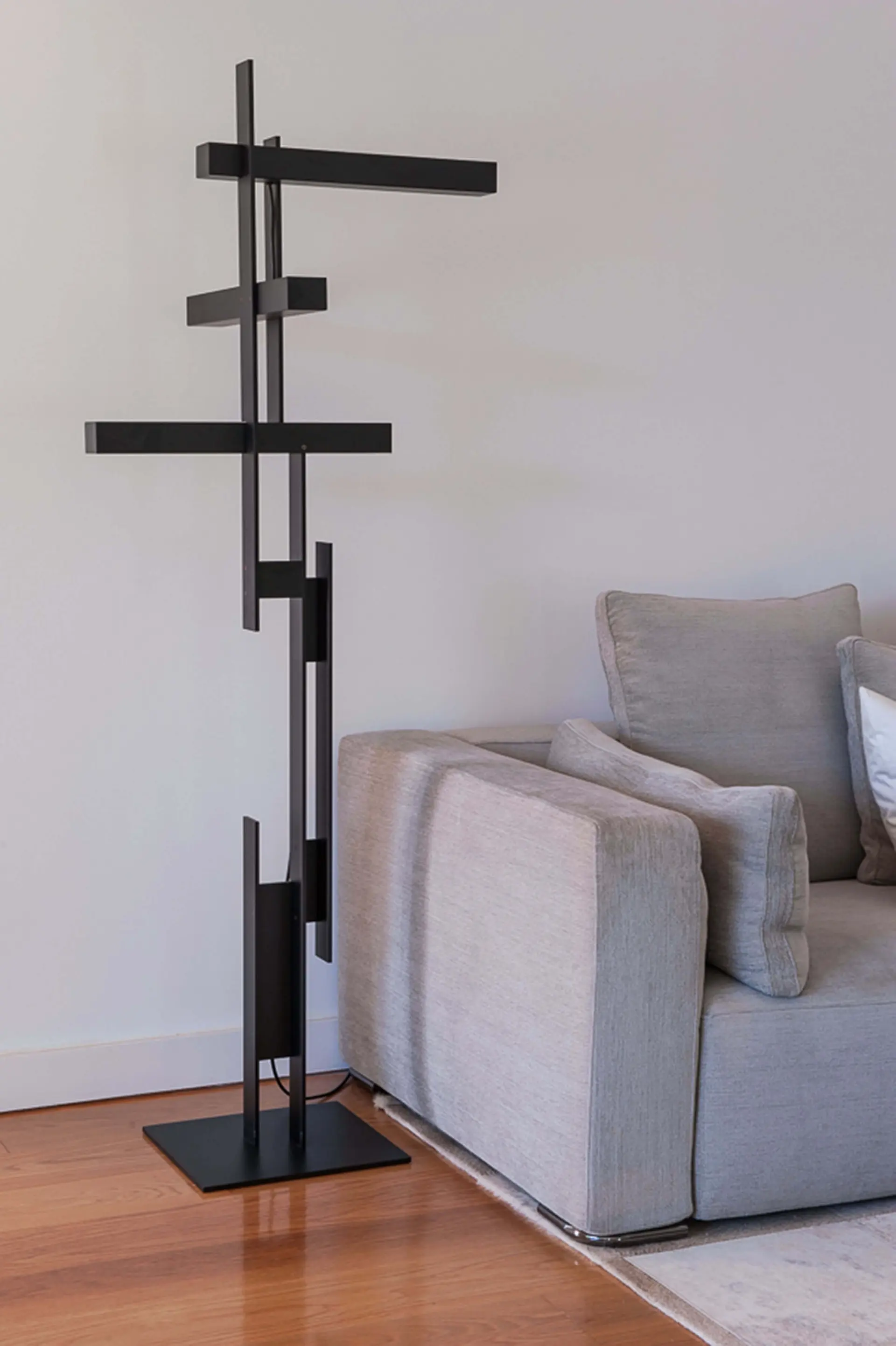 Sala de estar com Oluce LAS-376 Mat Black escultural, sofá neutro e pavimento madeira — design de interiores de luxo Paço de Arcos, Oeiras, Atelier Renata Santos Machado