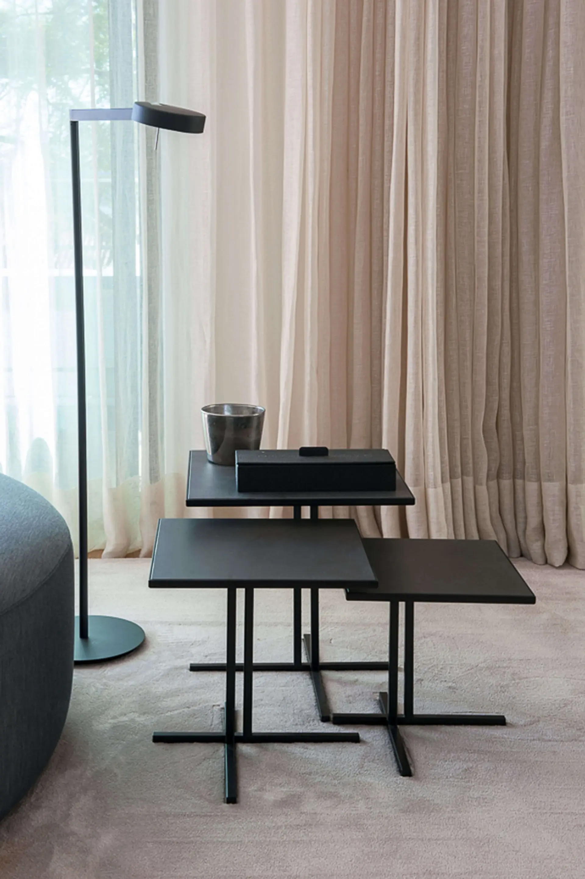 Sala visitas, MDF Italia K Table em cerâmica antracite, Vibia Swing e cortinados linho — design de interiores de luxo Paço de Arcos, Oeiras, Atelier Renata Santos Machado