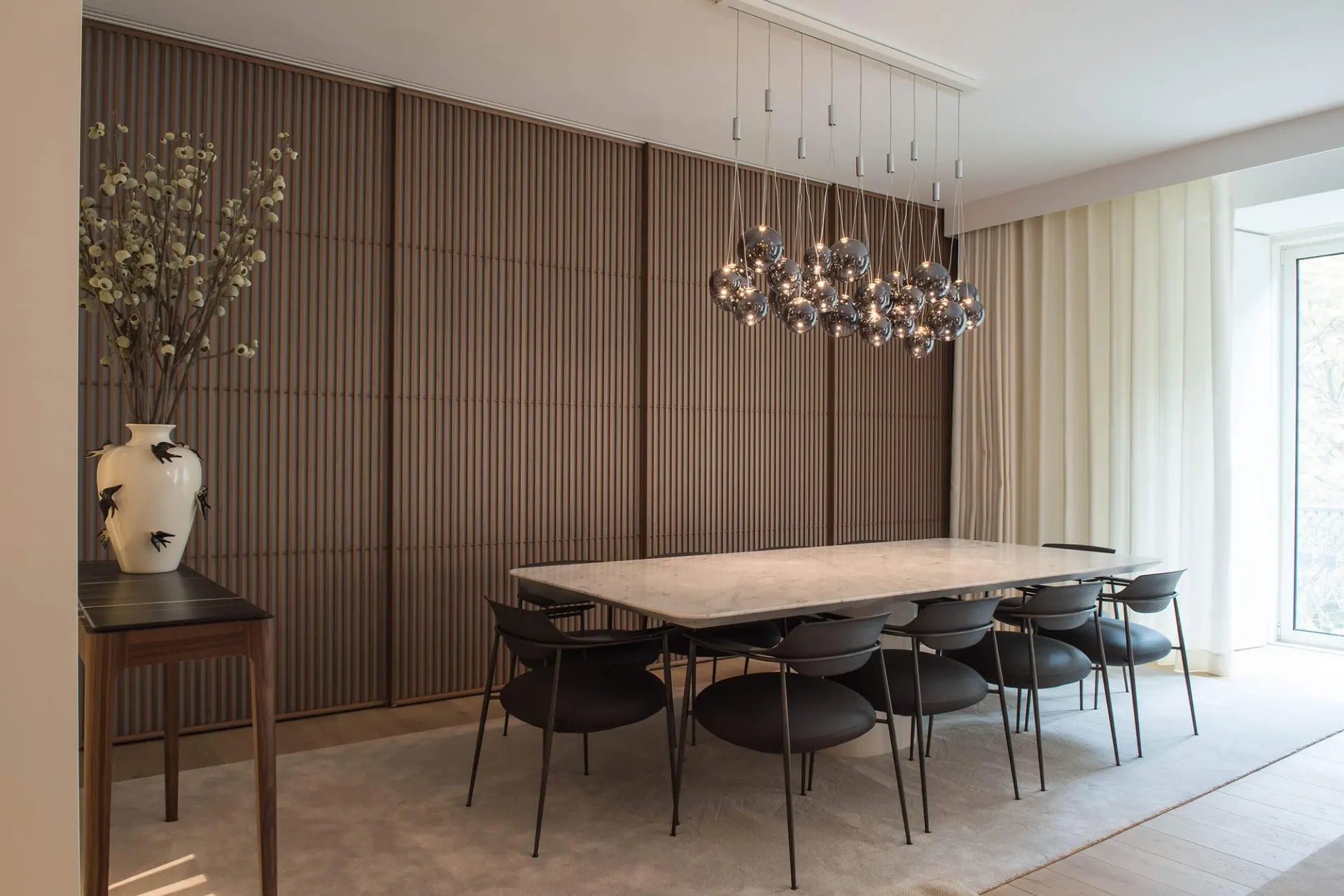 Sala de jantar com mesa Paola Lenti em Carrara, pendente Studio Italia e cadeiras Sollos — design de interiores de luxo, Av. Liberdade, Lisboa, Atelier Renata Santos Machado