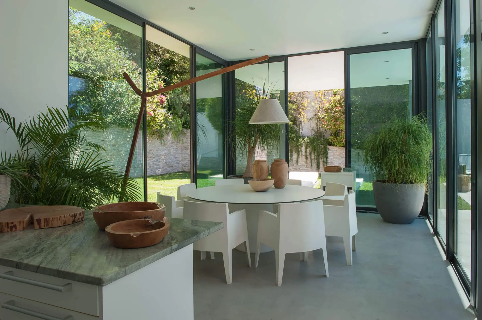 Lounge exterior com mesa redonda branca, Calligaris Big Wave e bancada mármore verde — design de interiores de luxo Paço de Arcos, Oeiras, Atelier Renata Santos Machado
