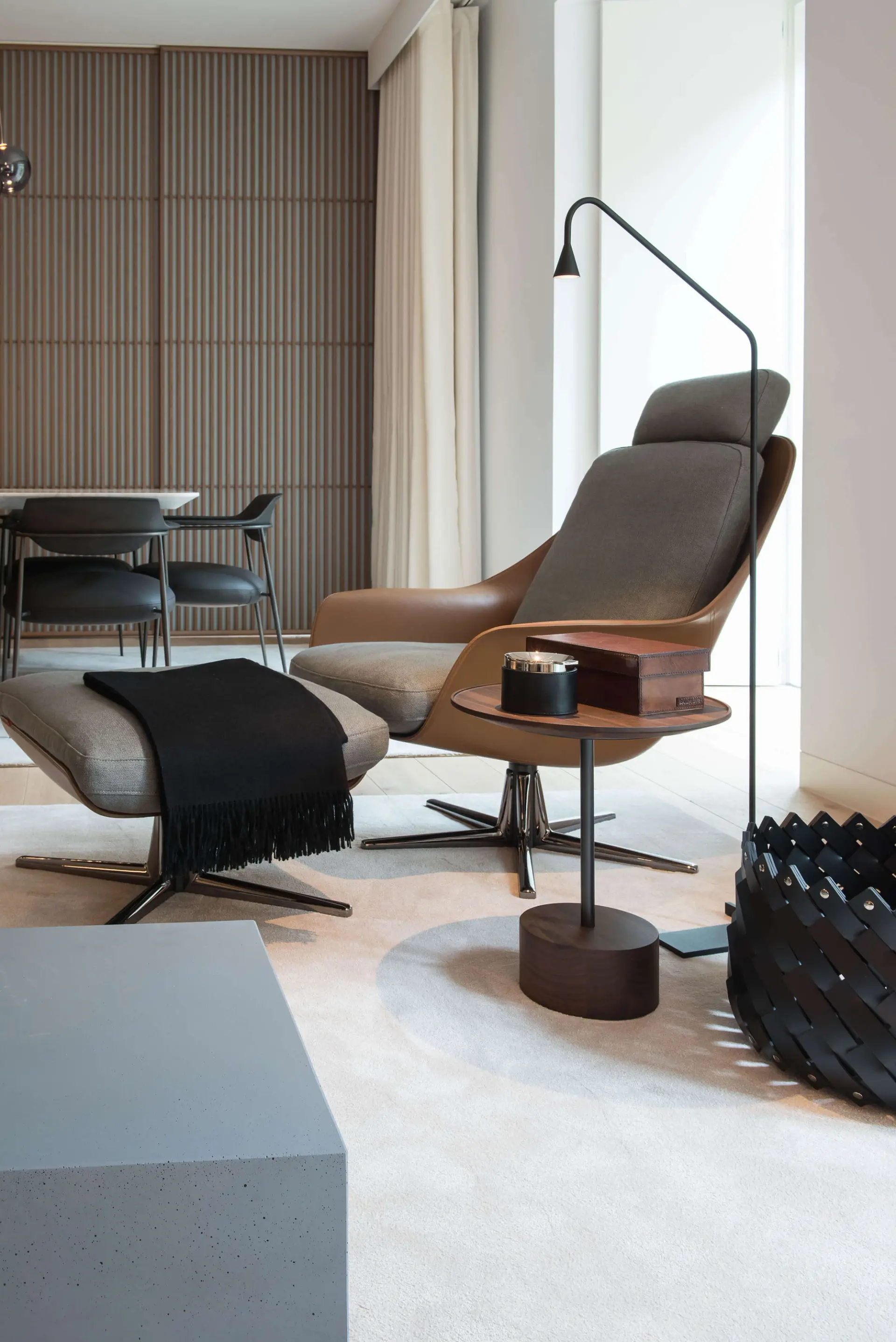 Sala estar, Flexform Sveva pele cognac, mesa Cassina 194 nogueira, Davide Groppi Hashi — design de interiores de luxo Av. Liberdade, Lisboa, Atelier Renata Santos Machado