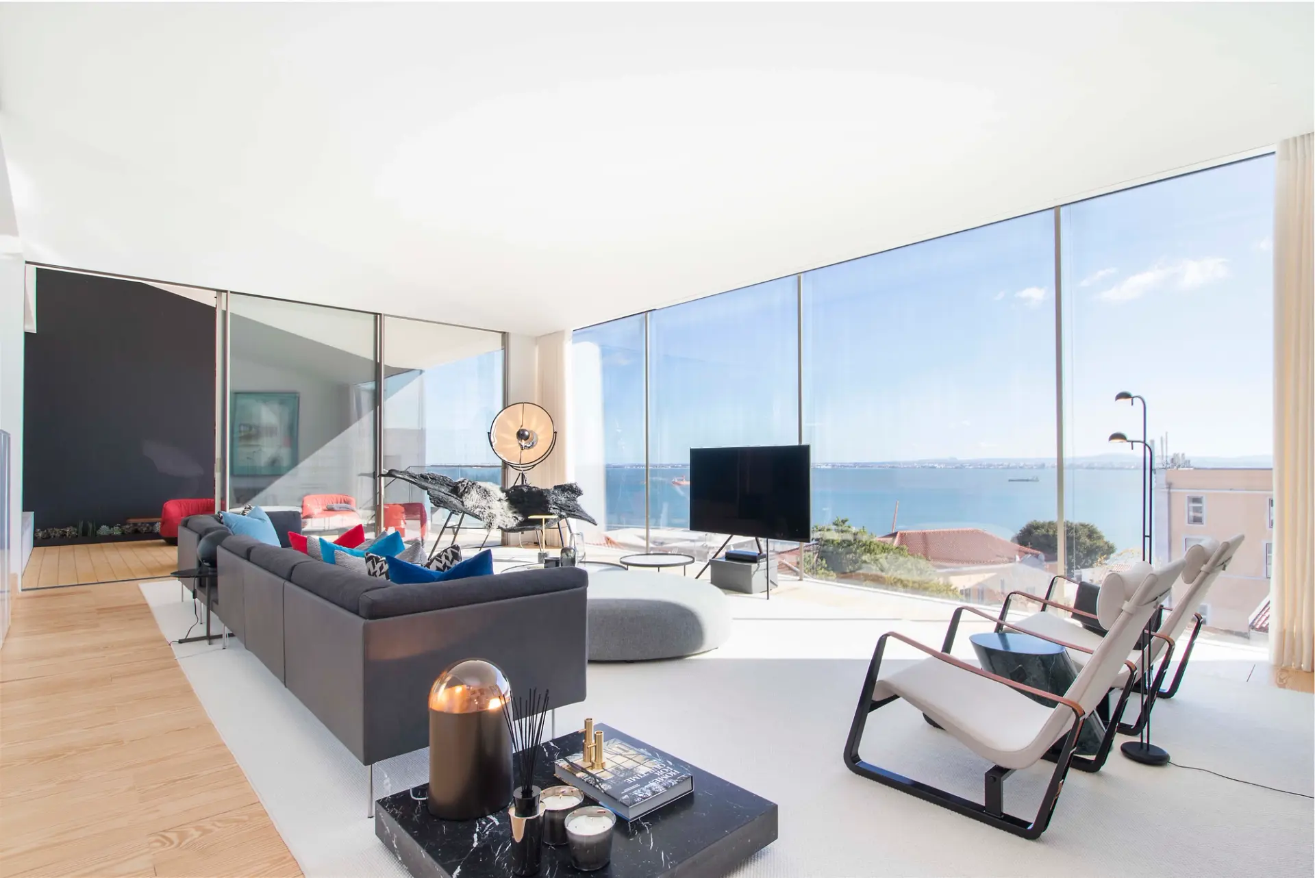 Sala de estar decorada com mobiliário, iluminação e peças decorativas num projeto de decoração de interiores