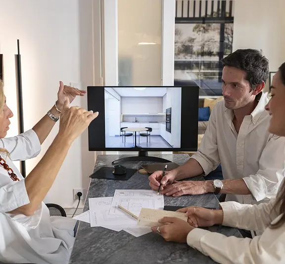Renata Santos Machado e equipa do Atelier Renata Santos Machado em apresentação de projeto de design de interiores a clientes em Lisboa — consultoria residencial premium
